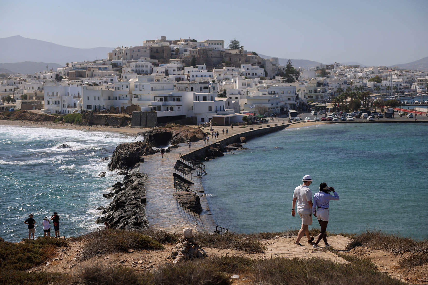 Khách du lịch thăm đảo Naxos - Hy Lạp hôm 20-6 Ảnh: REUTERS