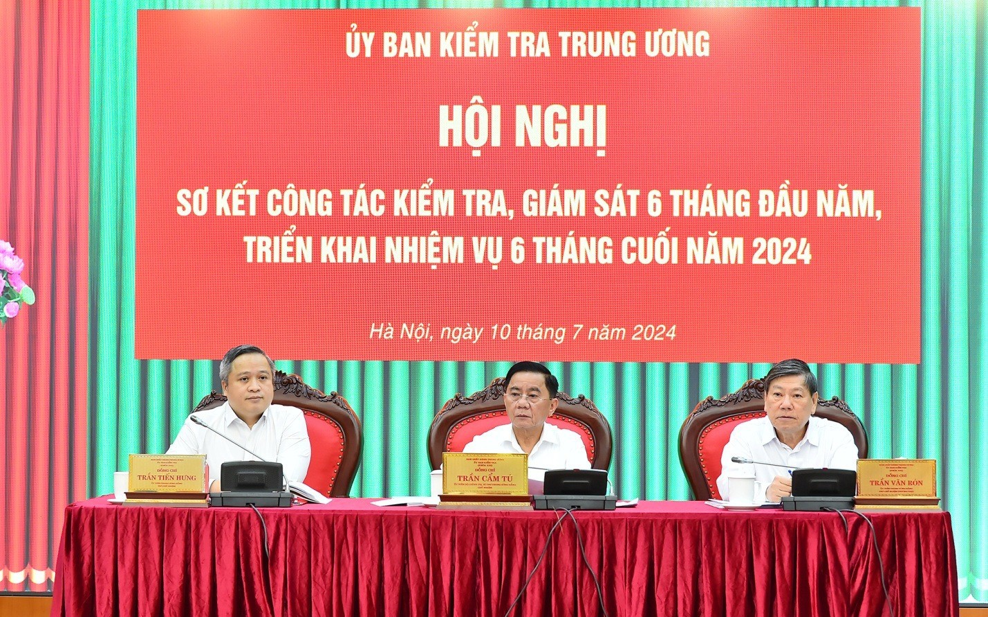 Giám sát chặt cán bộ có biểu hiện suy thoái