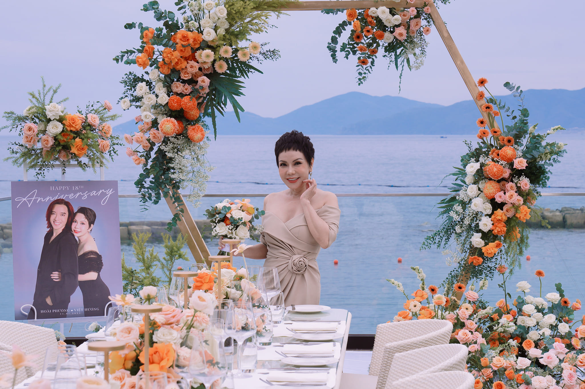 Việt Hương - Hoài Phương "tình tứ" kỷ niệm 18 năm cưới- Ảnh 7.