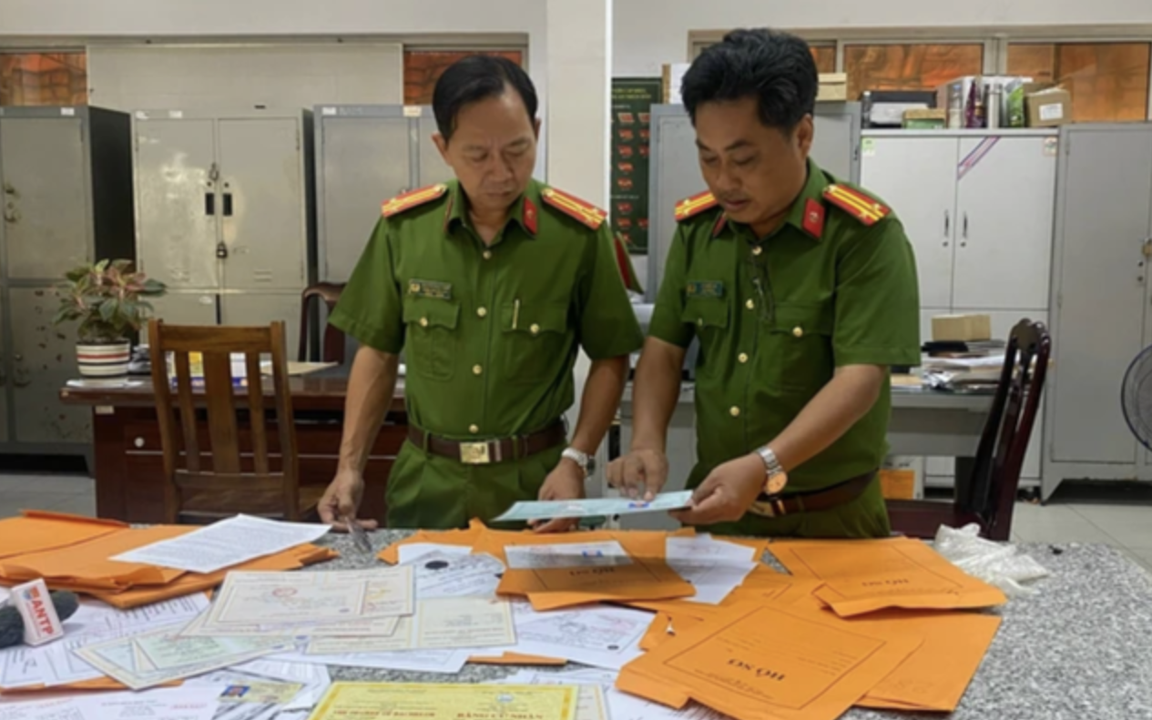 Có thể kiện được người tung tin đồn về bằng giả?