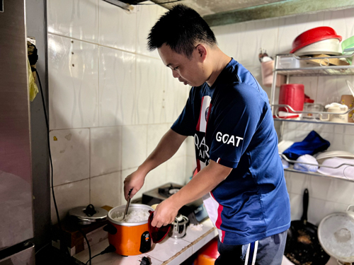 Công nhân tranh thủ ăn uống trước khi đi làm ca đêm Ảnh: HUỲNH NHƯ