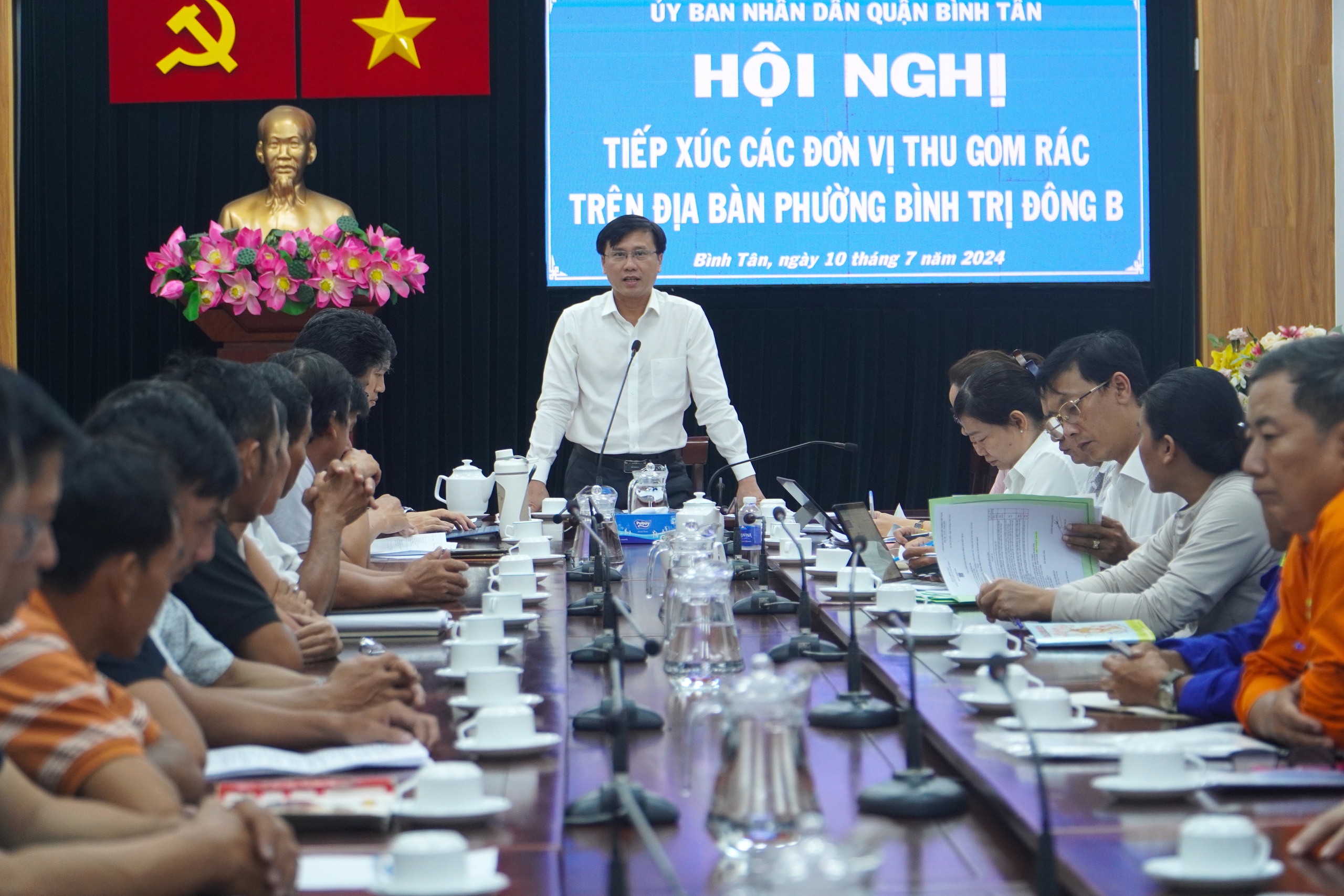 Chủ tịch UBND quận B&igrave;nh T&acirc;n: Kh&ocirc;ng loại bỏ lực lượng thu gom r&aacute;c d&acirc;n lập- Ảnh 1.