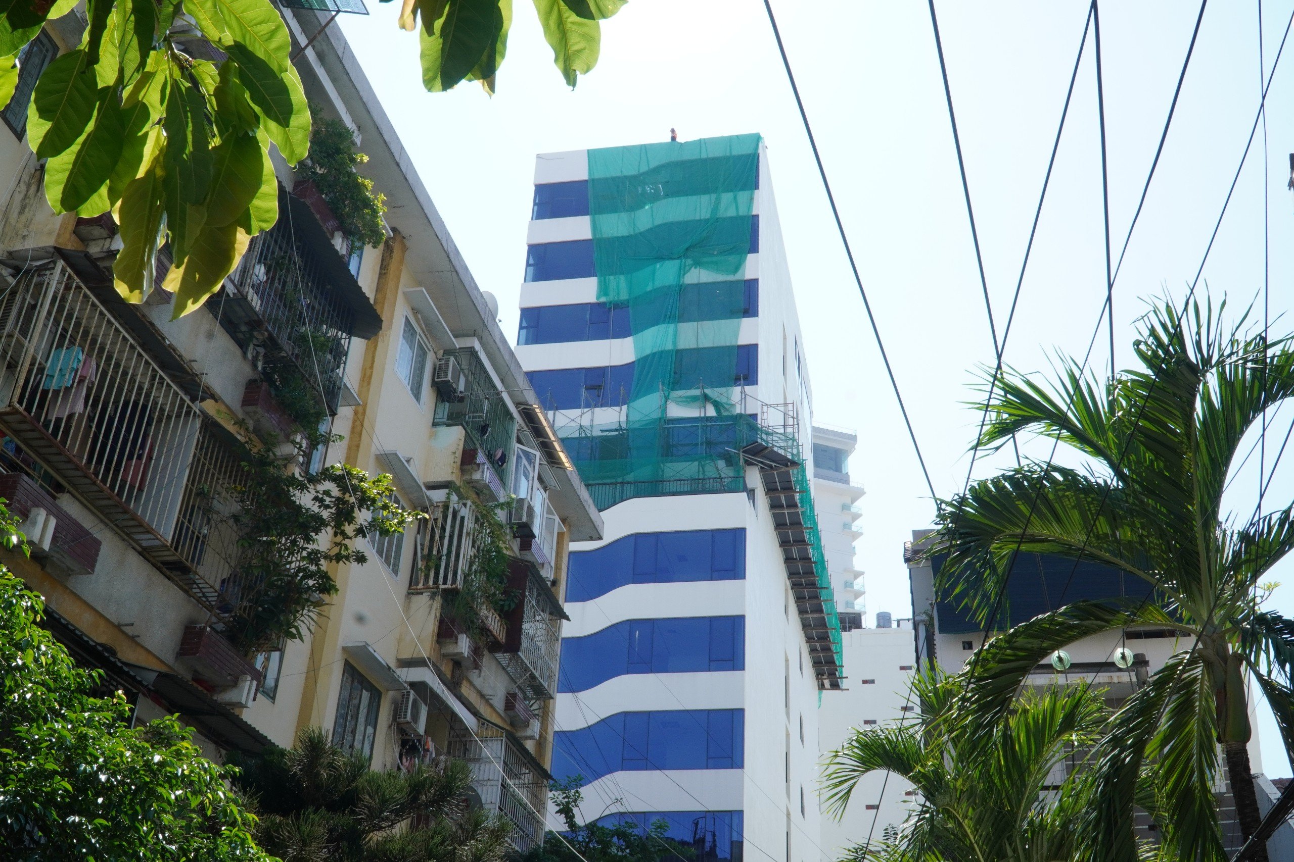 Cưỡng chế khách sạn cố tình xây vượt 5 tầng ở Nha Trang- Ảnh 1.