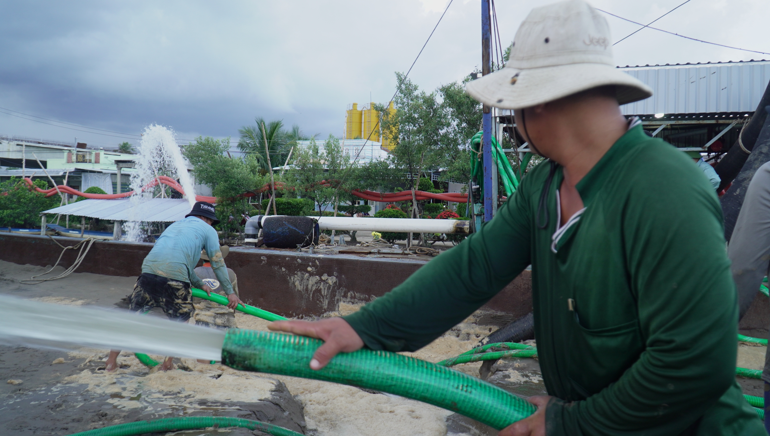 Hối hả vận chuyển c&aacute;t biển về dự &aacute;n cao tốc ở C&agrave; Mau- Ảnh 3.