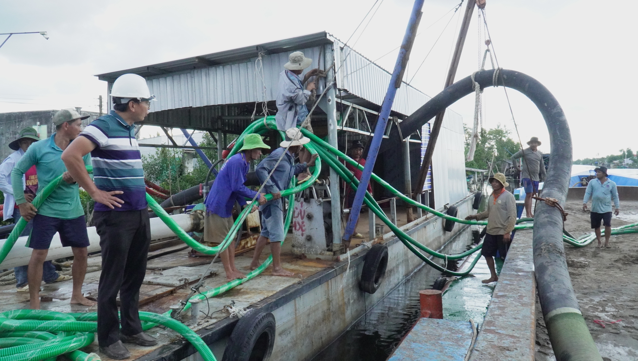 Hối hả vận chuyển c&aacute;t biển về dự &aacute;n cao tốc ở C&agrave; Mau- Ảnh 4.