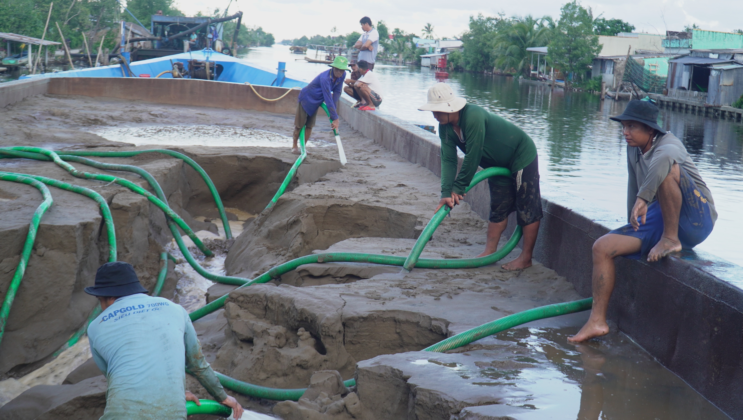 Hối hả vận chuyển c&aacute;t biển về dự &aacute;n cao tốc ở C&agrave; Mau- Ảnh 7.