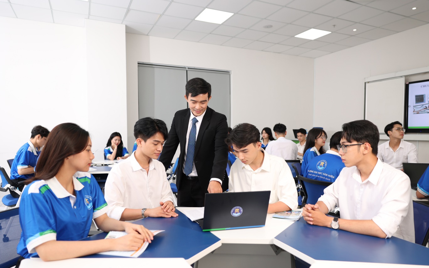 Thí sinh bất ngờ nhận được nhiều quà tặng từ Trường đại học Văn Hiến khi xét tuyển học bạ