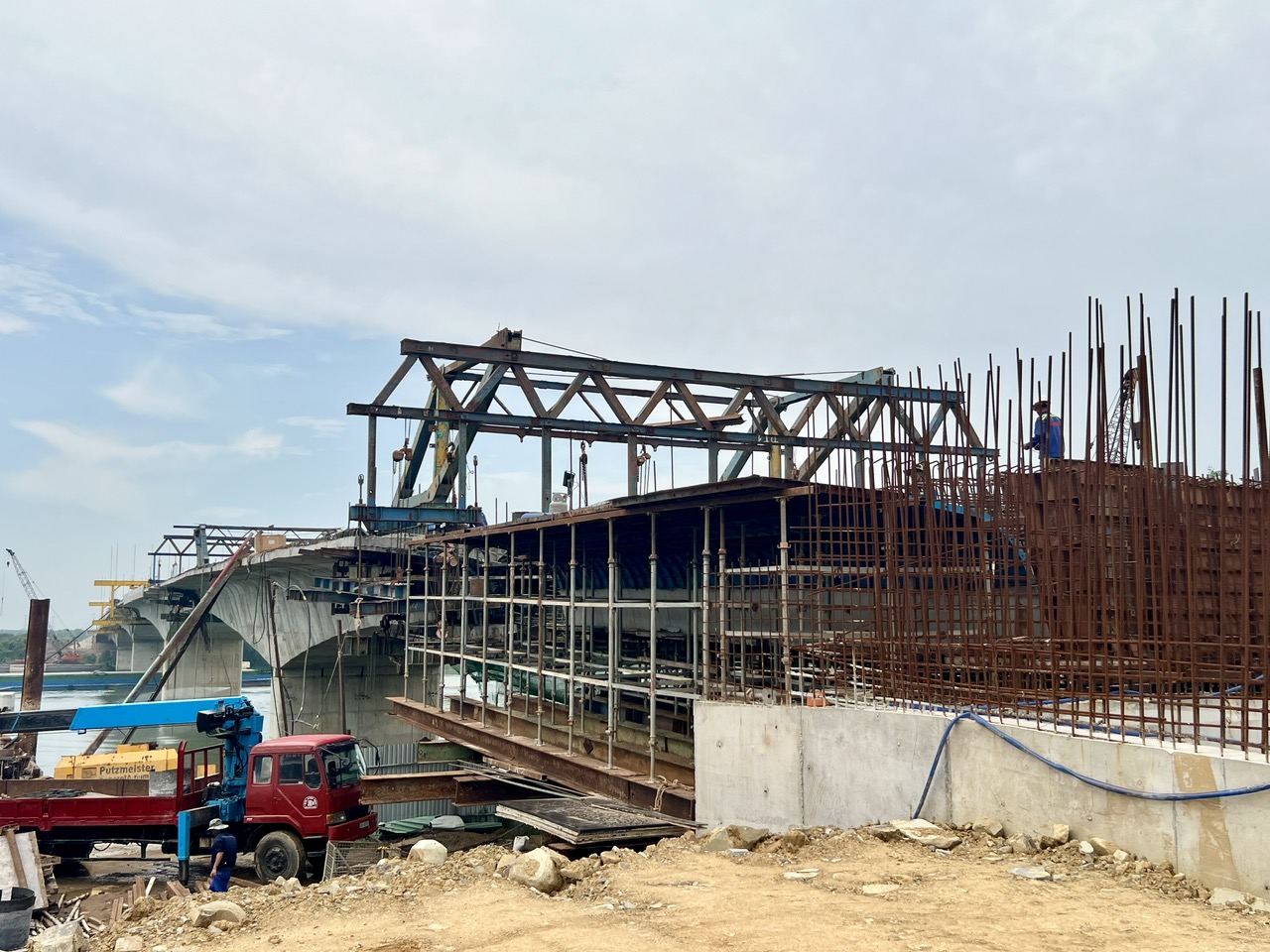 Lý do cầu nối Bình Dương - Đồng Nai chưa thể hợp long đúng tiến độ- Ảnh 1.