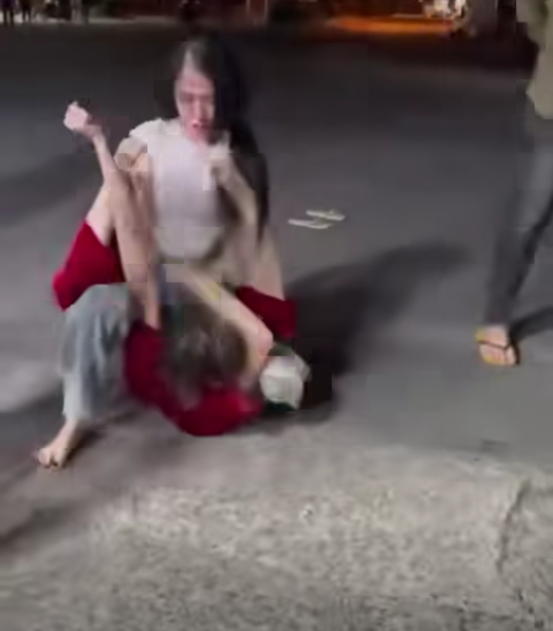 CLIP: Hai cô gái trẻ