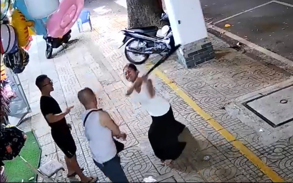 Điều tra vụ cầm gậy bóng chày ẩu đả giữa trung tâm TP HCM