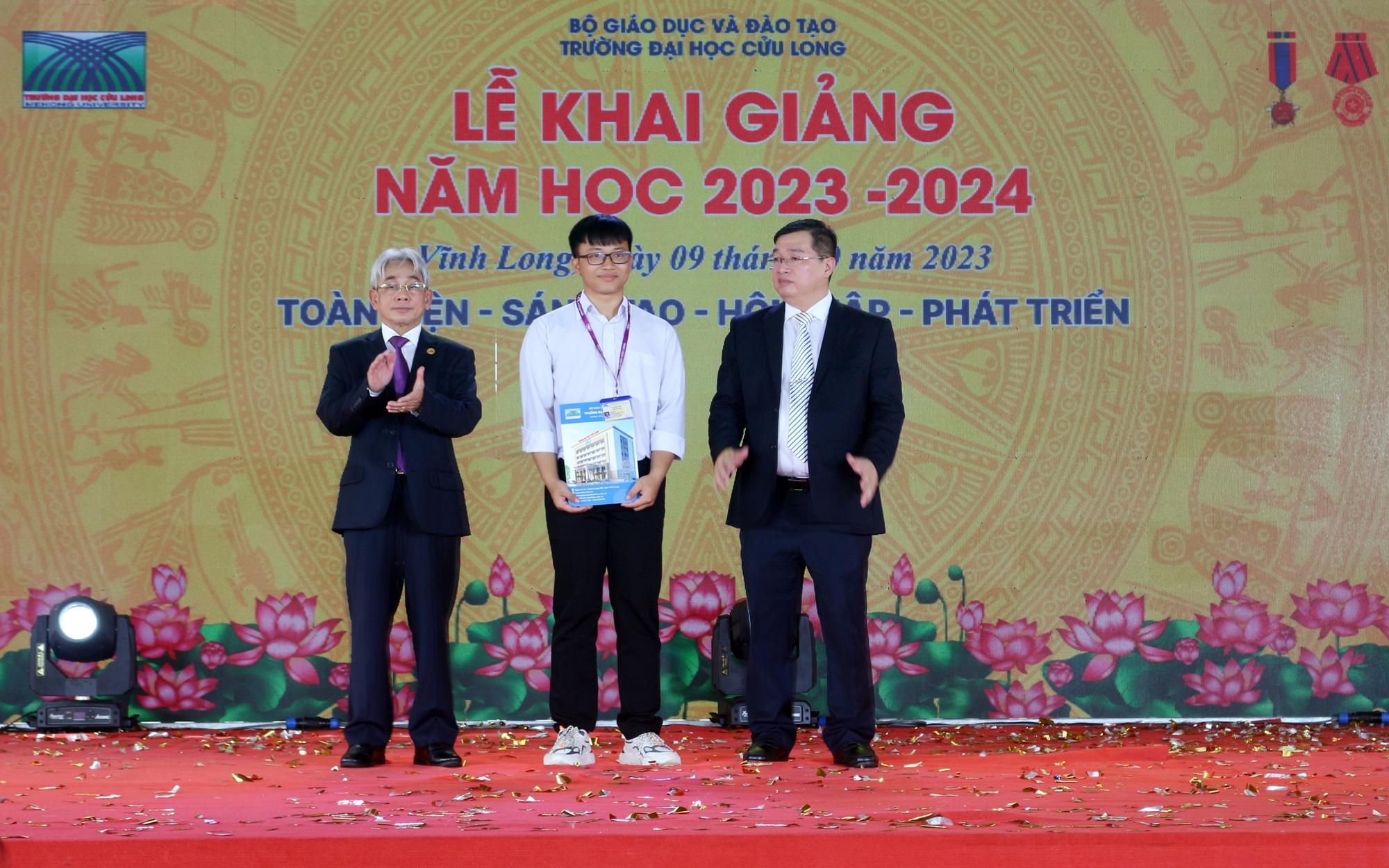 Trường ĐH Cửu Long thông tin vui đến tân sinh viên dân tộc Khmer