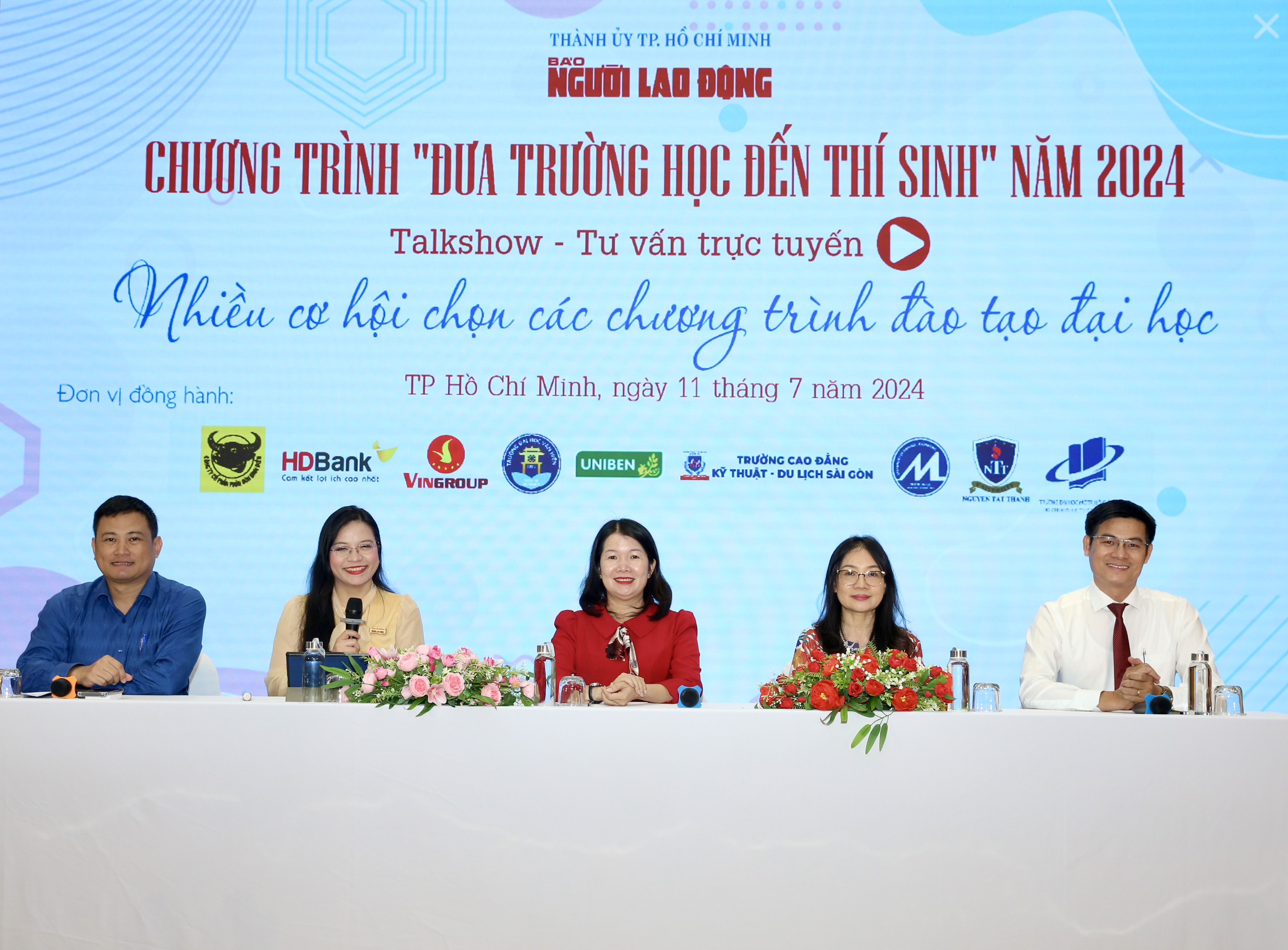 Tư vấn trực tuyến: C&acirc;n nhắc nhiều yếu tố khi chọn chương tr&igrave;nh đ&agrave;o tạo ĐH- Ảnh 2.