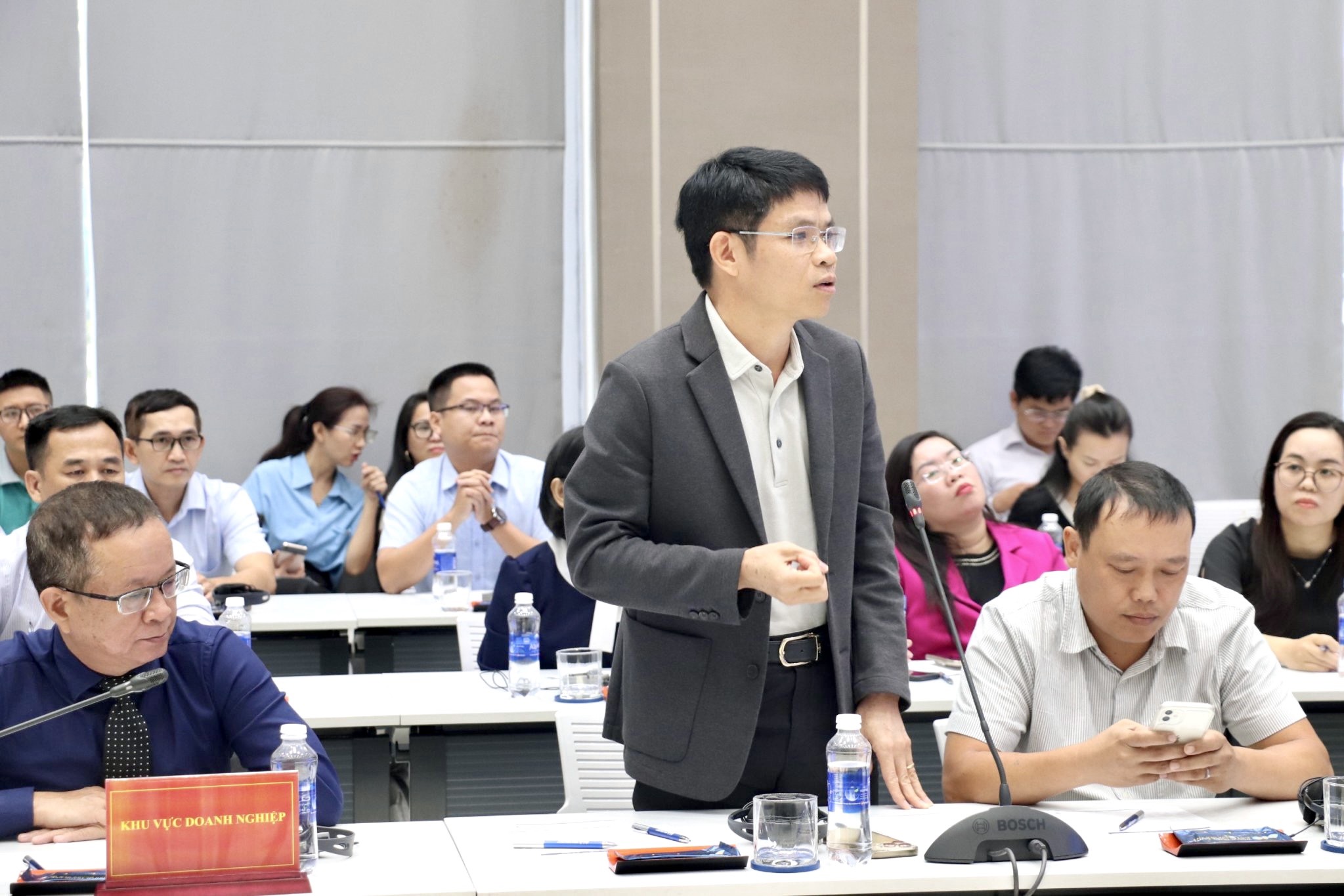 C&aacute;c doanh nghiệp, nh&agrave; đầu tư ph&aacute;t biểu tại hội nghị