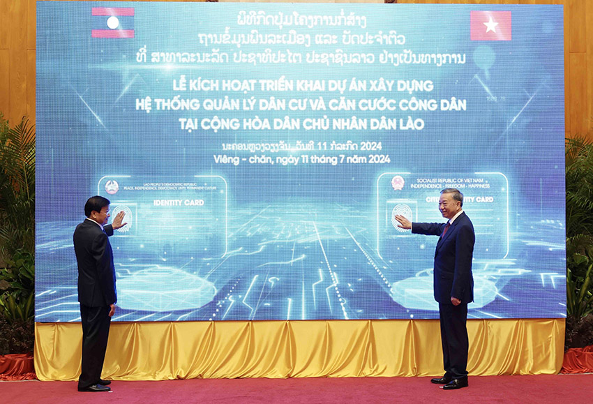 Chủ tịch nước T&ocirc; L&acirc;m v&agrave; Tổng B&iacute; thư, Chủ tịch nước L&agrave;o Thongloun Sisoulith dự lễ k&iacute;ch hoạt triển khai dự &aacute;n X&acirc;y dựng hệ thống quản l&yacute; d&acirc;n cư v&agrave; căn cước c&ocirc;ng d&acirc;n tại L&agrave;o s&aacute;ng 11-7 Ảnh: TTXVN