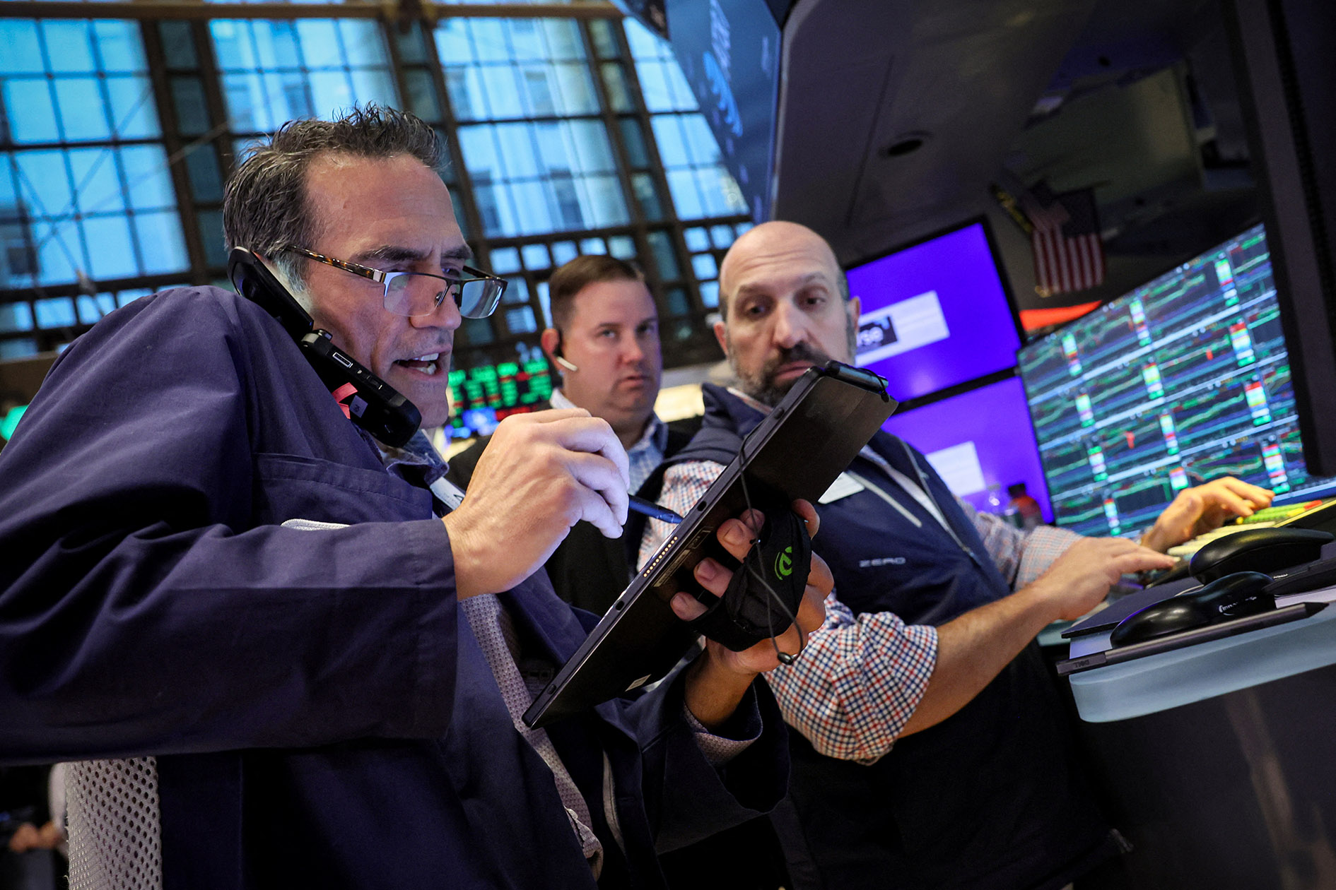 C&aacute;c nh&agrave; giao dịch l&agrave;m việc tại Sở giao dịch chứng kho&aacute;n New York - Mỹ h&ocirc;m 3-7 Ảnh: REUTERS