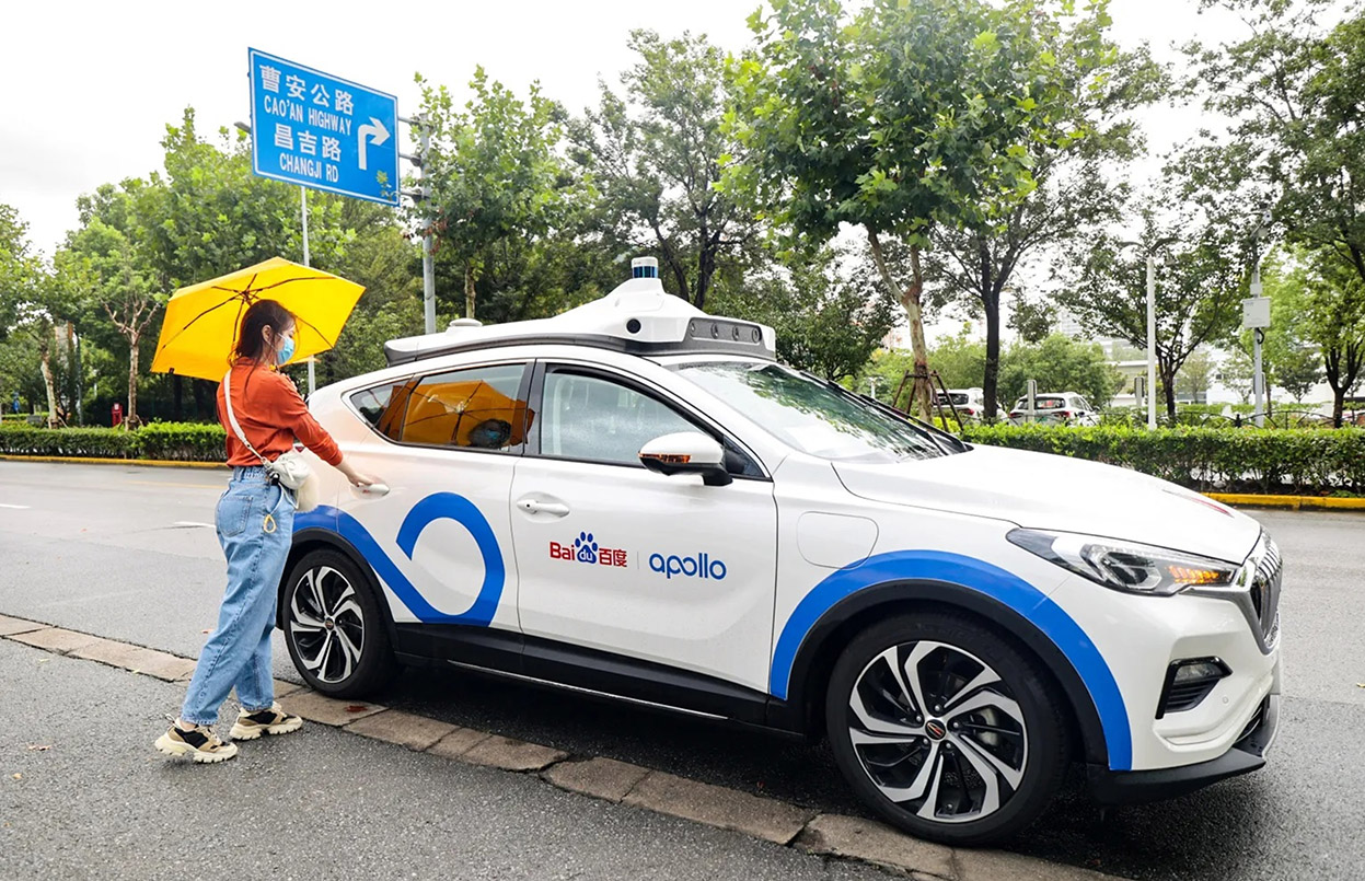 Một phụ nữ sử dụng taxi robot Apollo Go ở TP Vũ Hán - Trung Quốc Ảnh: BAIDU