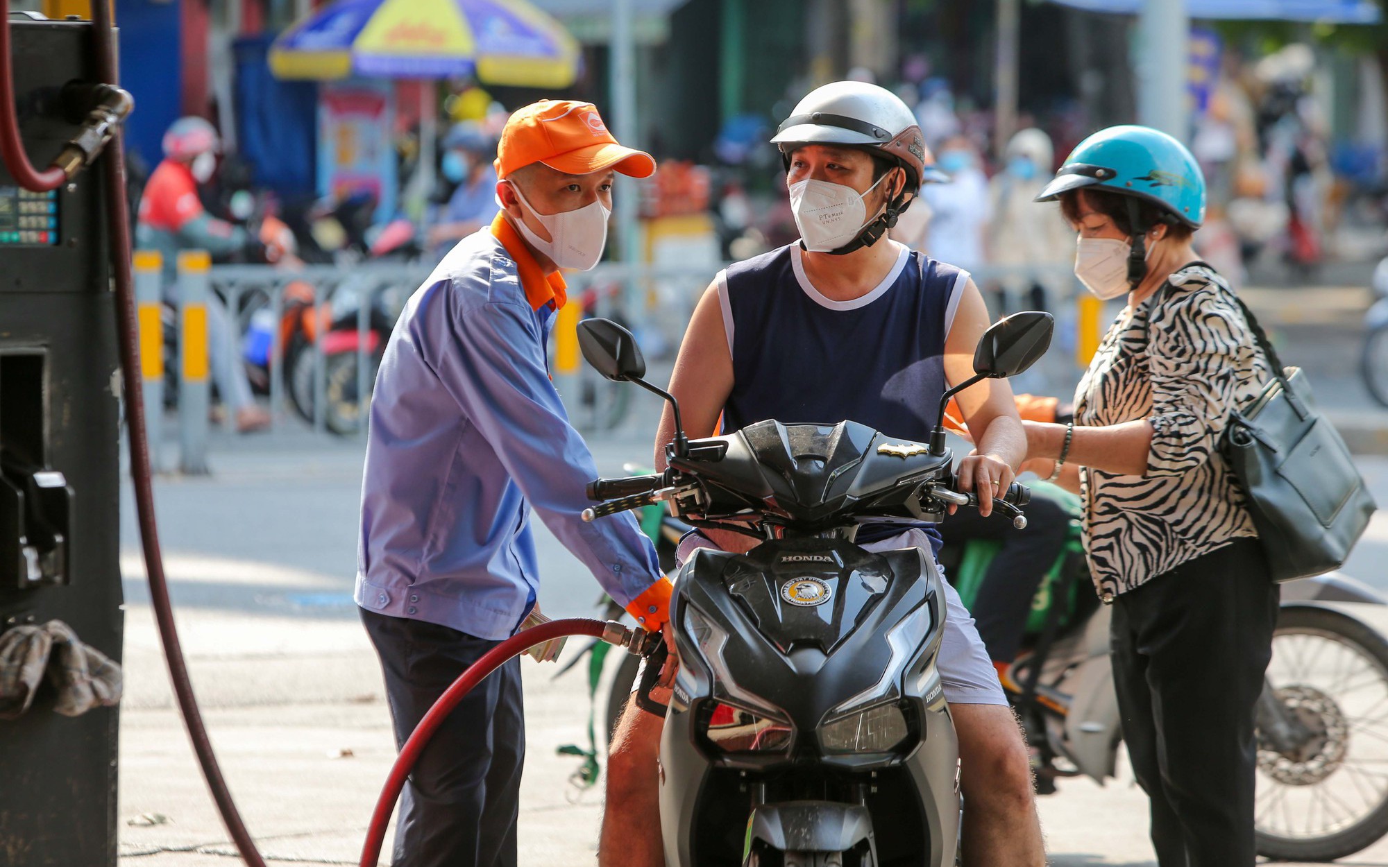 Gi&aacute; xăng dầu quay đầu giảm nhẹ sau 4 lần tăng li&ecirc;n tiếp