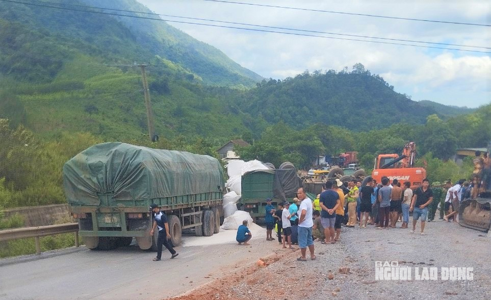 Xe đầu k&eacute;o g&acirc;y tai nạn li&ecirc;n ho&agrave;n ở Quảng B&igrave;nh, t&agrave;i xế tử vong- Ảnh 1.
