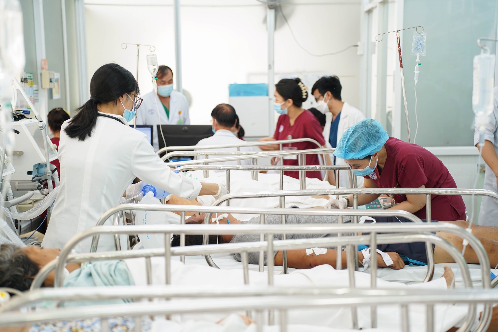 Lượng người cấp cứu tại Bệnh viện Chợ Rẫy tăng kỷ lục chưa từng c&oacute;- Ảnh 1.