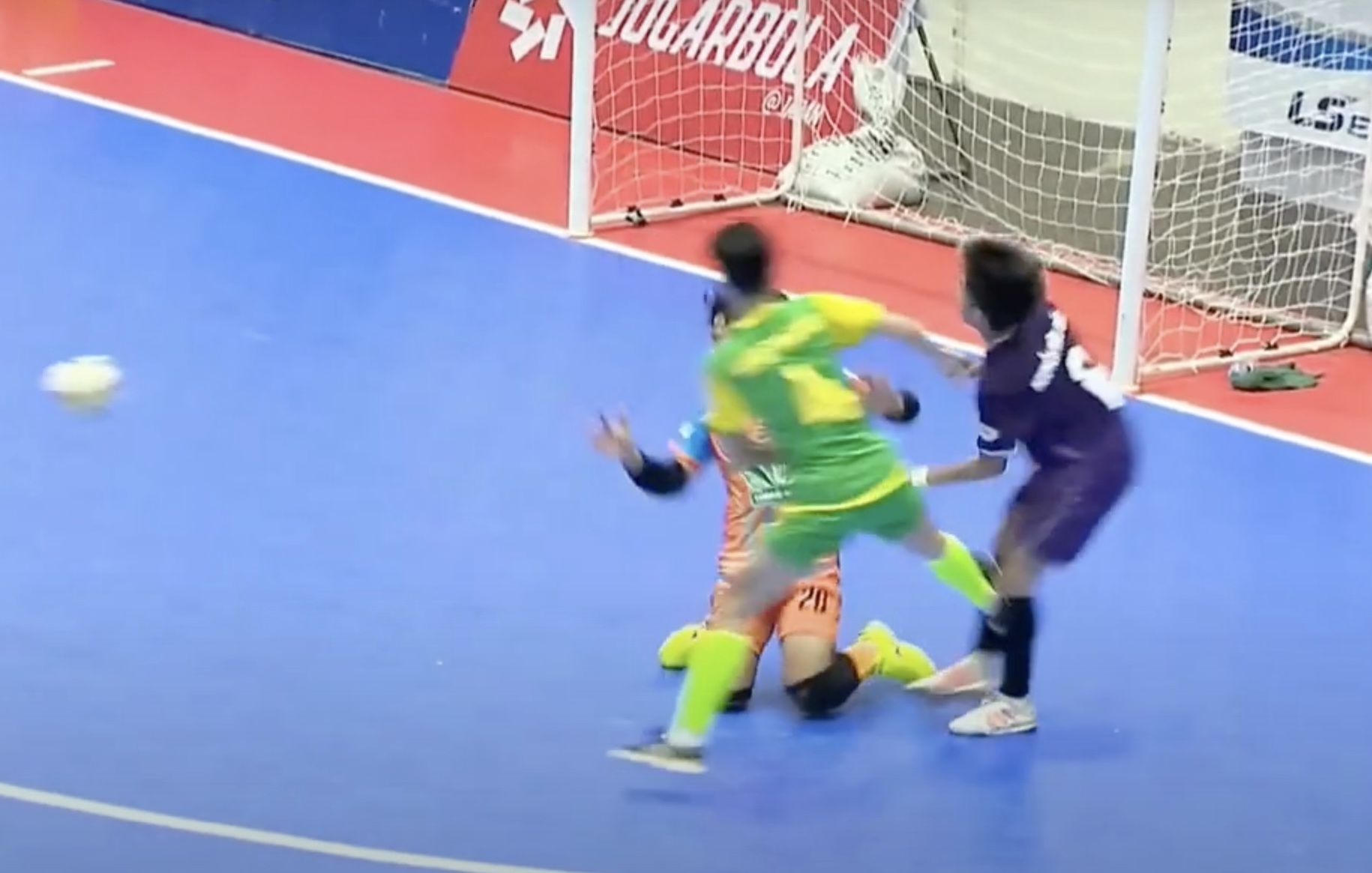 Cầu thủ futsal nhận &aacute;n phạt nặng trước v&ograve;ng 11- Ảnh 1.
