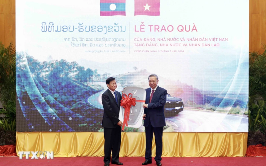 Chủ tịch nước T&ocirc; L&acirc;m c&ocirc;ng bố m&oacute;n qu&agrave; Việt Nam tặng L&agrave;o