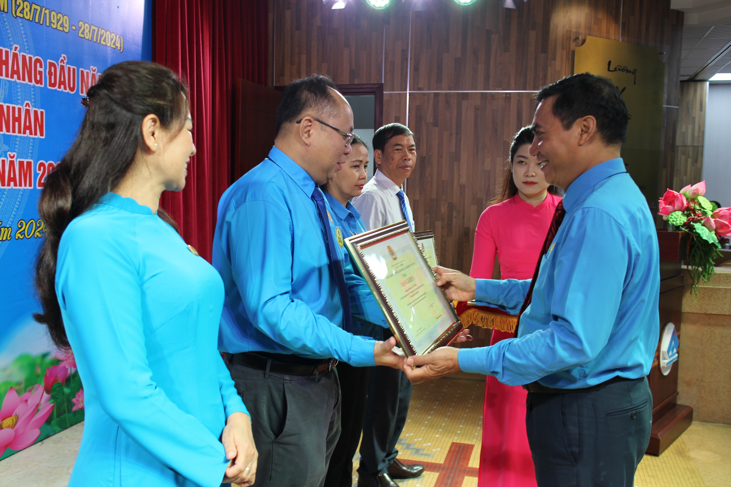 &Ocirc;ng Trần Đăng C&ocirc;ng Nghĩa, Chủ tịch C&ocirc;ng đo&agrave;n ng&agrave;nh y tế TP HCM, trao bằng khen của Tổng LĐLĐ Việt Nam cho c&aacute;c c&aacute; nh&acirc;n c&oacute; nhiều đ&oacute;ng g&oacute;p trong Th&aacute;ng C&ocirc;ng nh&acirc;n