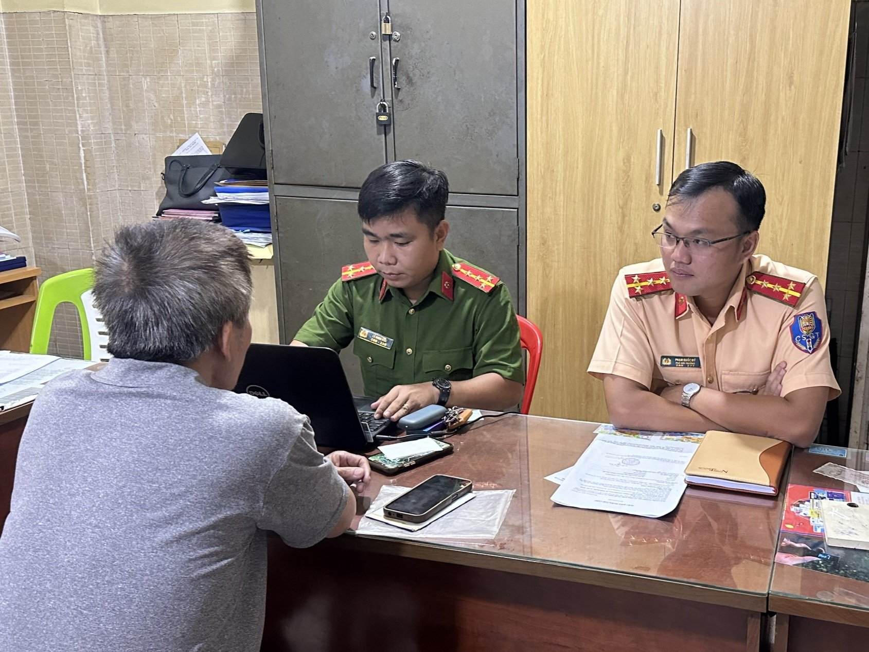 T&agrave;i xế &ocirc; t&ocirc; n&oacute;i đ&aacute;nh phụ nữ kh&ocirc;ng quen biết v&igrave; "n&oacute;ng nảy"- Ảnh 1.