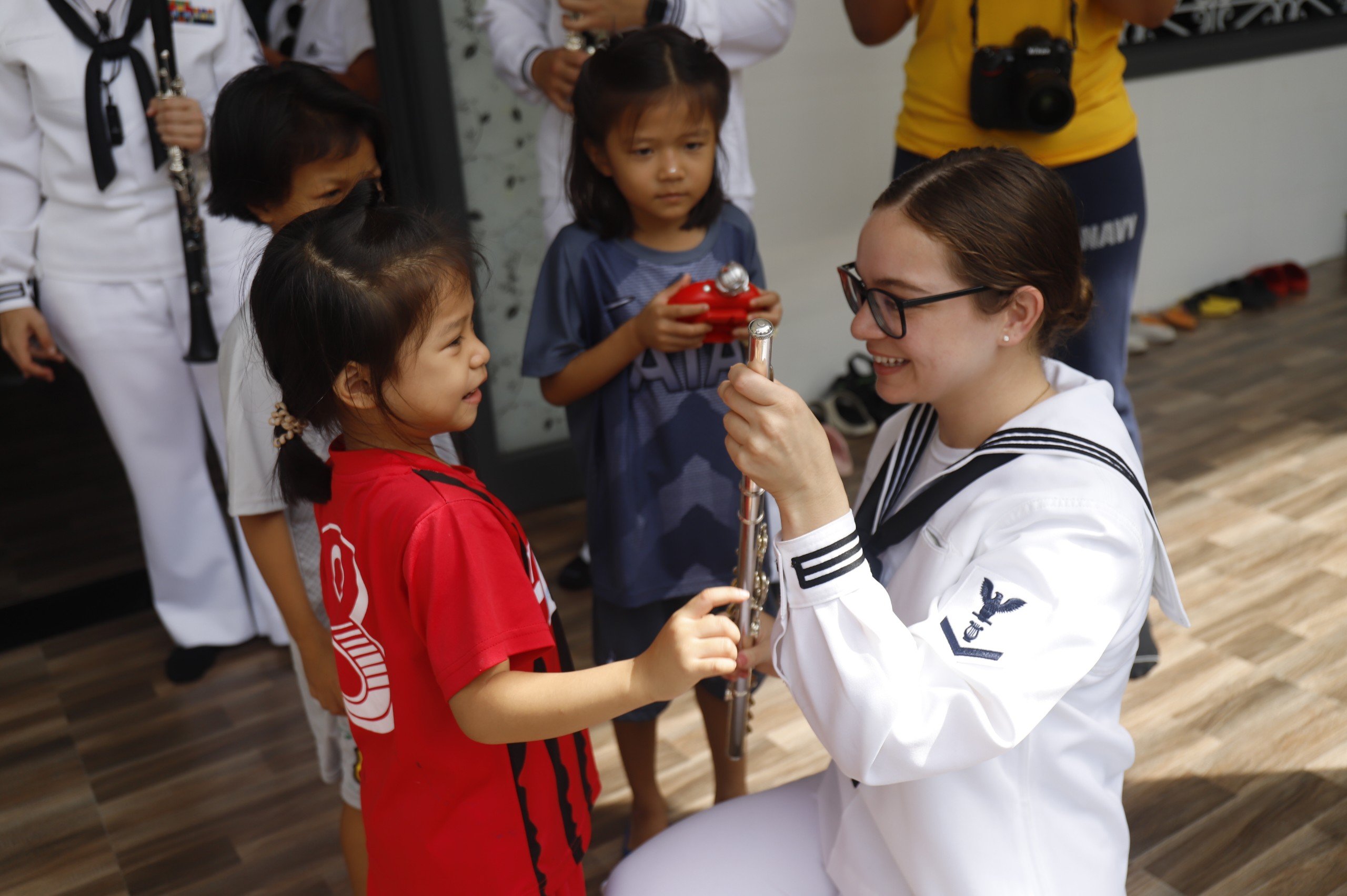 Thủy thủ Hải qu&acirc;n Mỹ giao lưu c&ugrave;ng trẻ em mồ c&ocirc;i Kh&aacute;nh H&ograve;a- Ảnh 5.