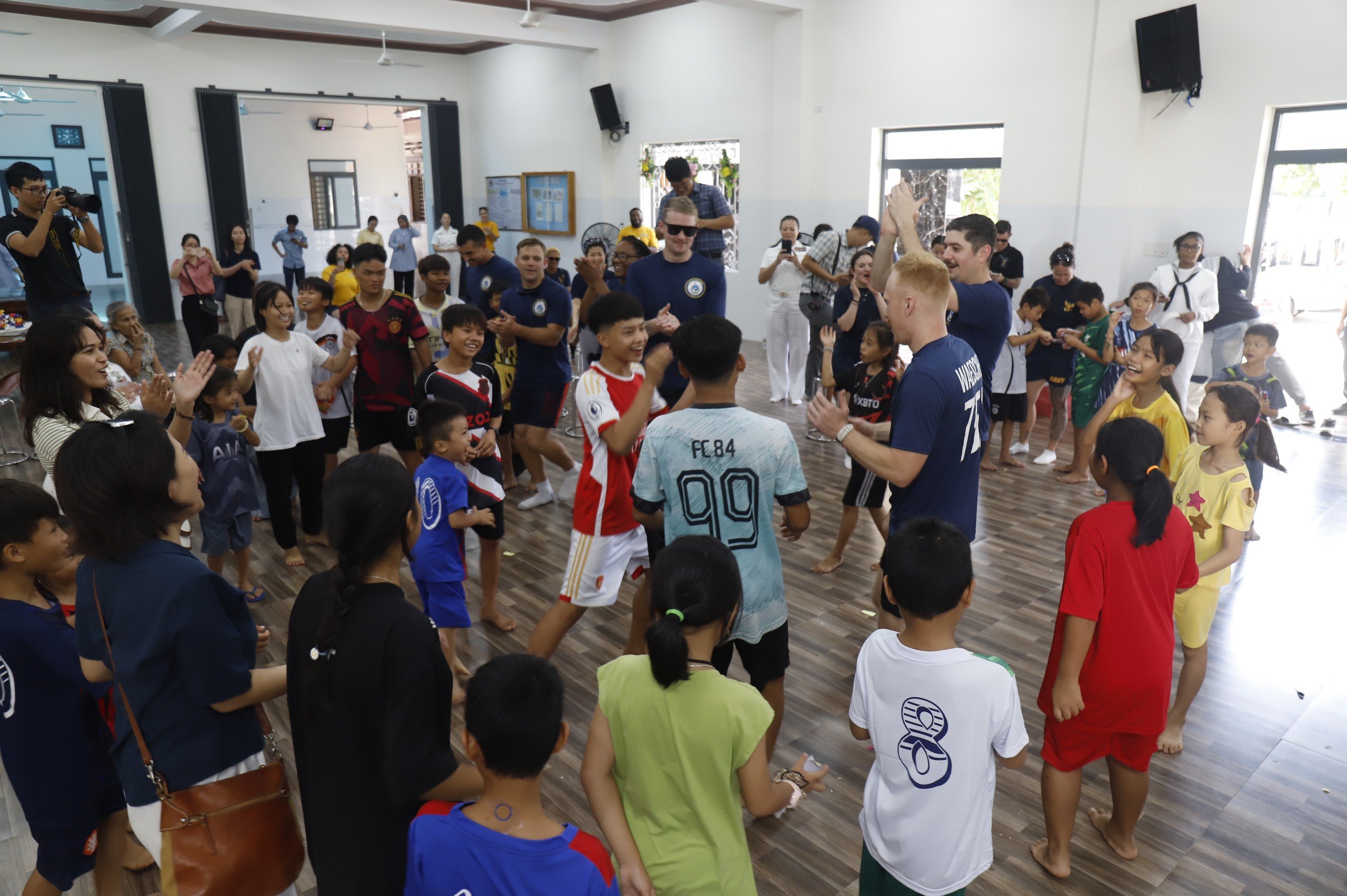 Thủy thủ Hải qu&acirc;n Mỹ giao lưu c&ugrave;ng trẻ em mồ c&ocirc;i Kh&aacute;nh H&ograve;a- Ảnh 3.