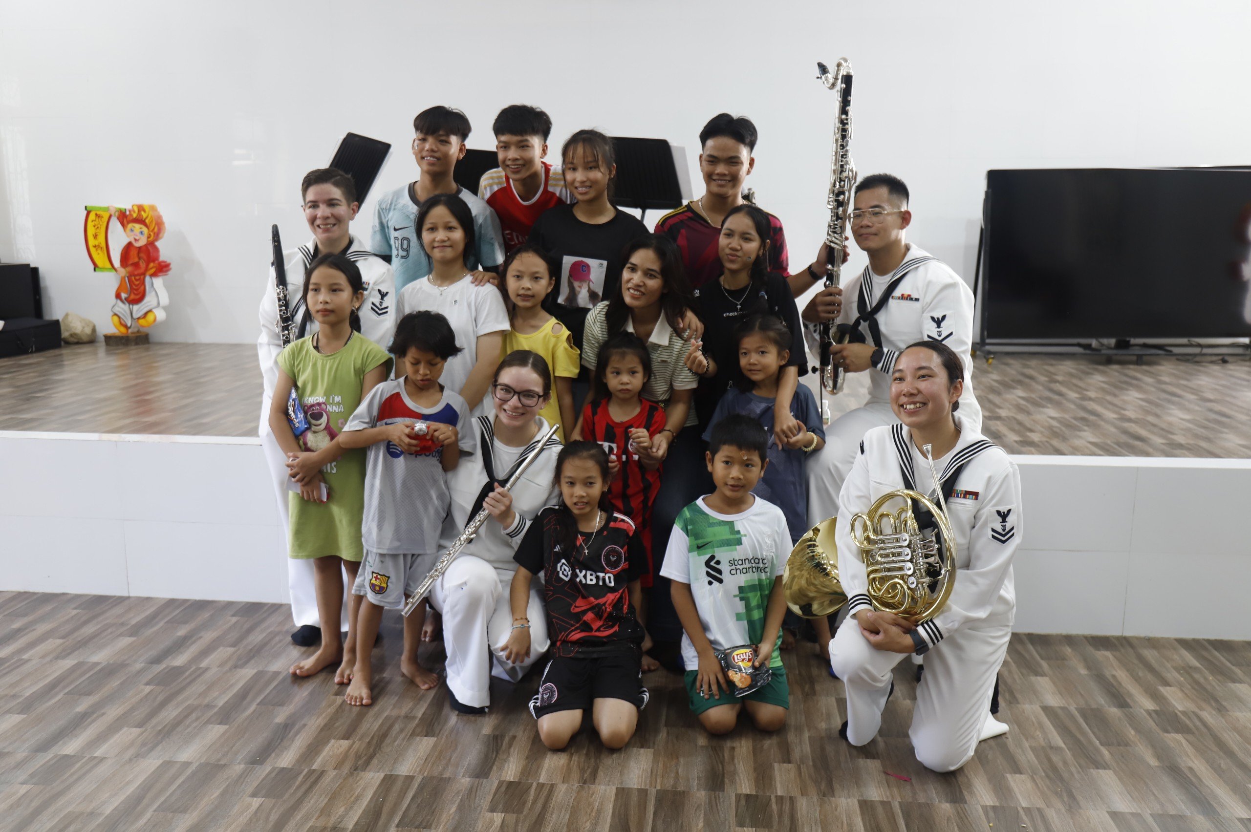 Thủy thủ Hải qu&acirc;n Mỹ giao lưu c&ugrave;ng trẻ em mồ c&ocirc;i Kh&aacute;nh H&ograve;a- Ảnh 6.