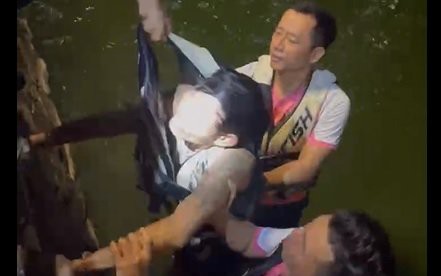 Thách nhau khi nhậu, người đàn ông nhảy xuống hồ giữa trung tâm Đà Nẵng