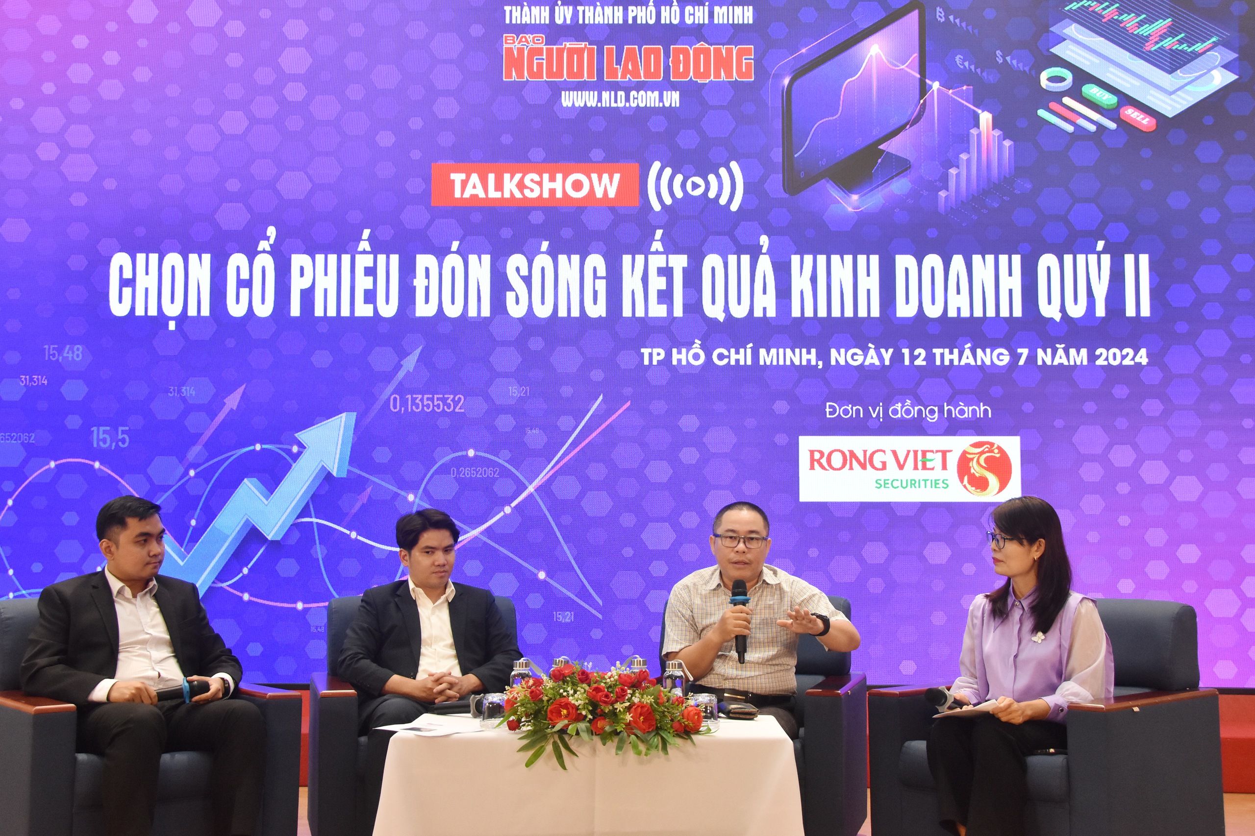 C&aacute;c chuy&ecirc;n gia trao đổi tại talkshow chứng kho&aacute;n do B&aacute;o Người Lao Động tổ chức chiều 12-7Ảnh: Tấn Thạnh