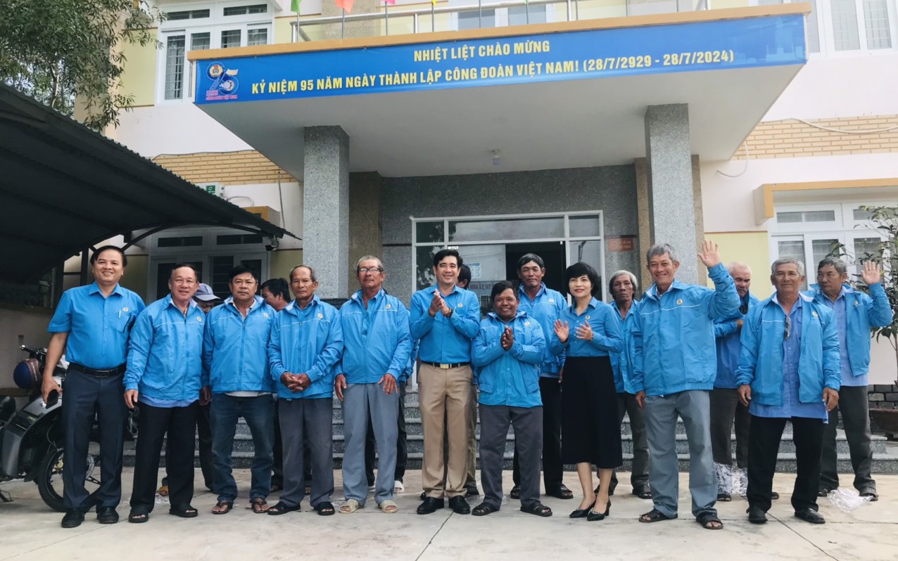 Tặng áo khoác cho Đoàn viên Nghiệp đoàn xe ôm Ninh Hoà
