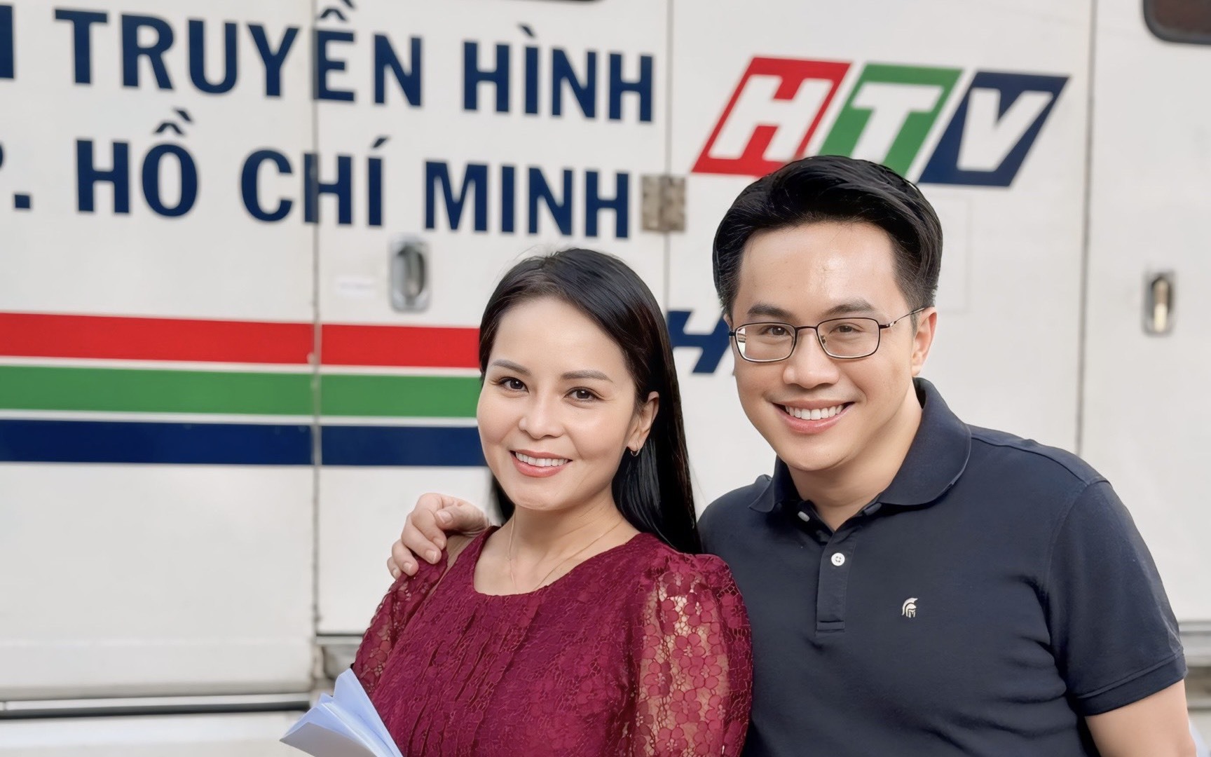 Tình cảm của đôi bạn thân 20 năm "song mic"