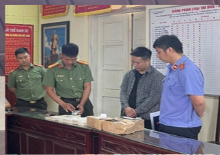 Bắt thanh ni&ecirc;n bu&ocirc;n b&aacute;n, t&agrave;ng trữ h&agrave;ng ng&agrave;n tờ tiền giả- Ảnh 1.