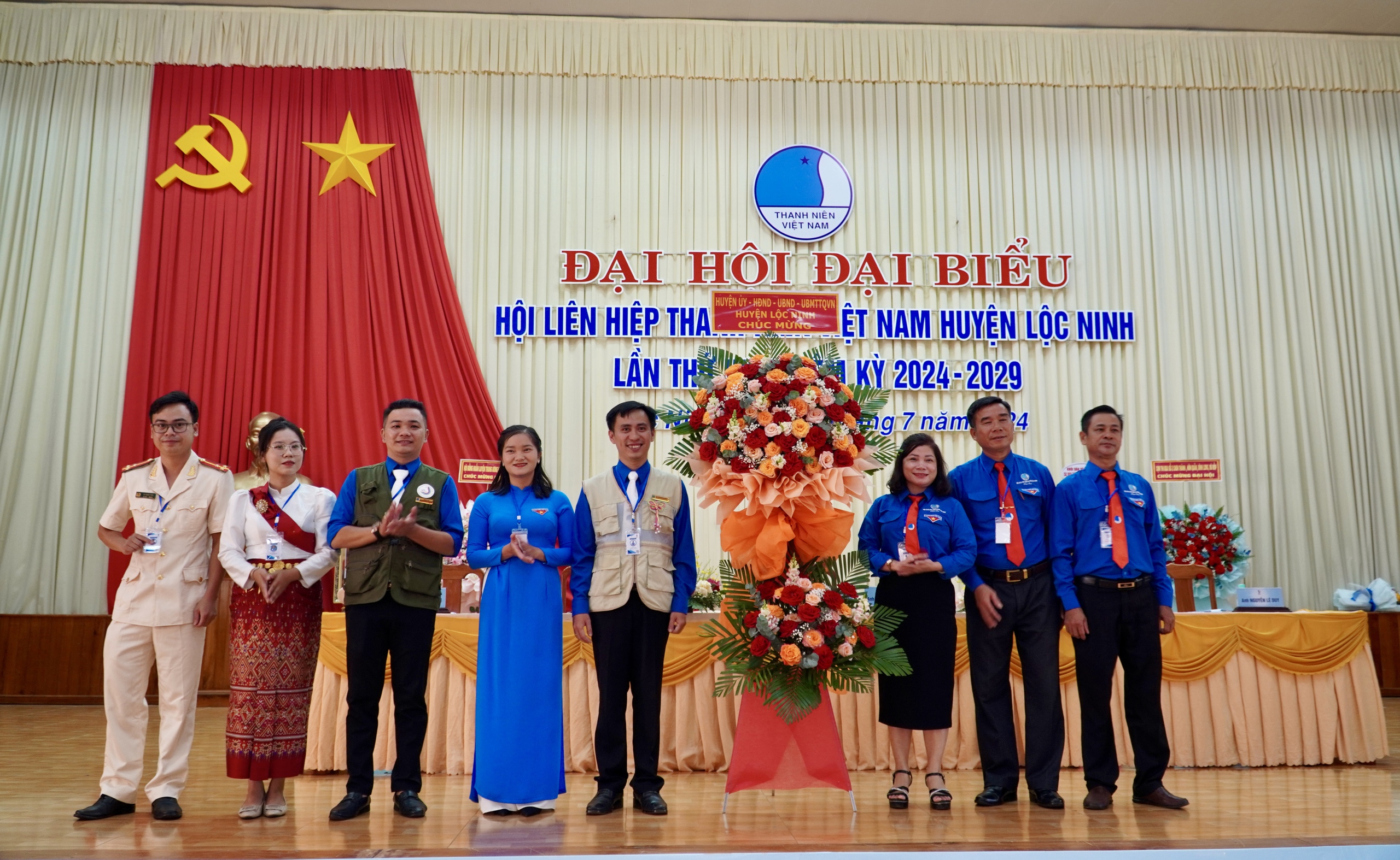 B&aacute;o Người Lao Động trao 1.000 l&aacute; cờ Tổ quốc, 20 suất kinh ph&iacute; hỗ trợ học tập cho huyện Lộc Ninh- Ảnh 4.
