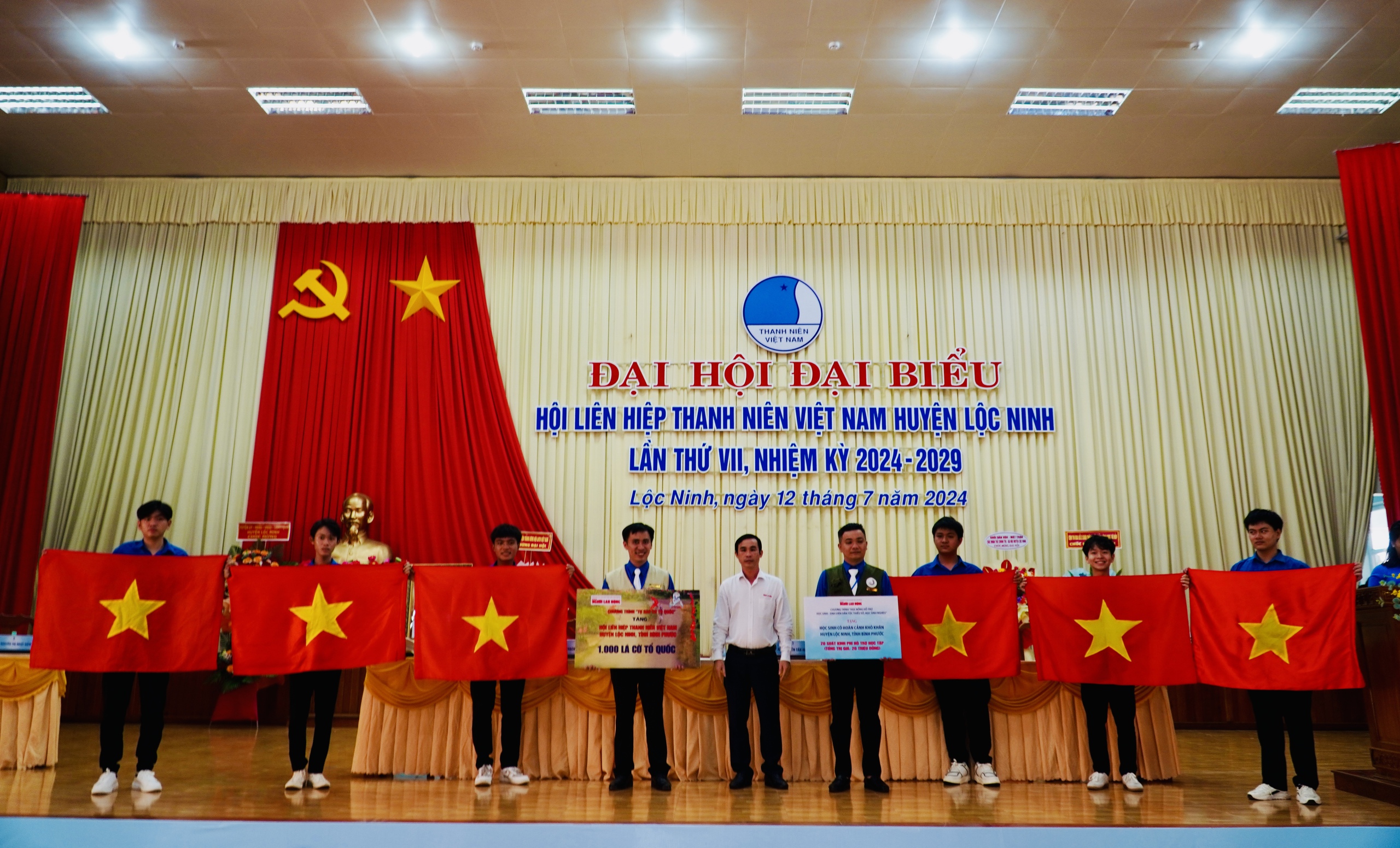 B&aacute;o Người Lao Động trao 1.000 l&aacute; cờ Tổ quốc, 20 suất kinh ph&iacute; hỗ trợ học tập cho huyện Lộc Ninh- Ảnh 1.