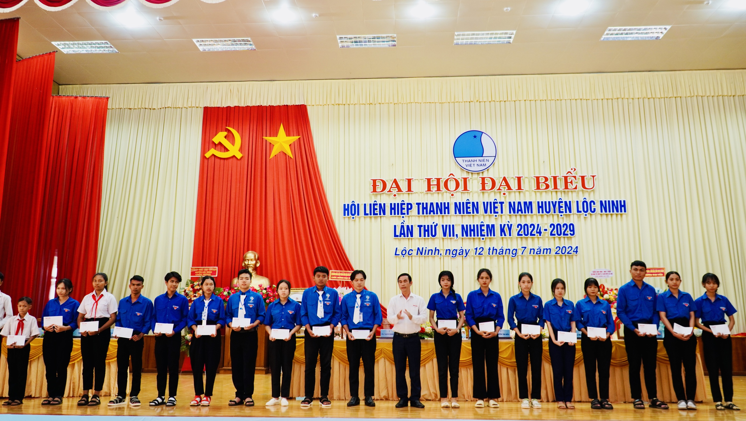 B&aacute;o Người Lao Động trao 1.000 l&aacute; cờ Tổ quốc, 20 suất kinh ph&iacute; hỗ trợ học tập cho huyện Lộc Ninh- Ảnh 2.