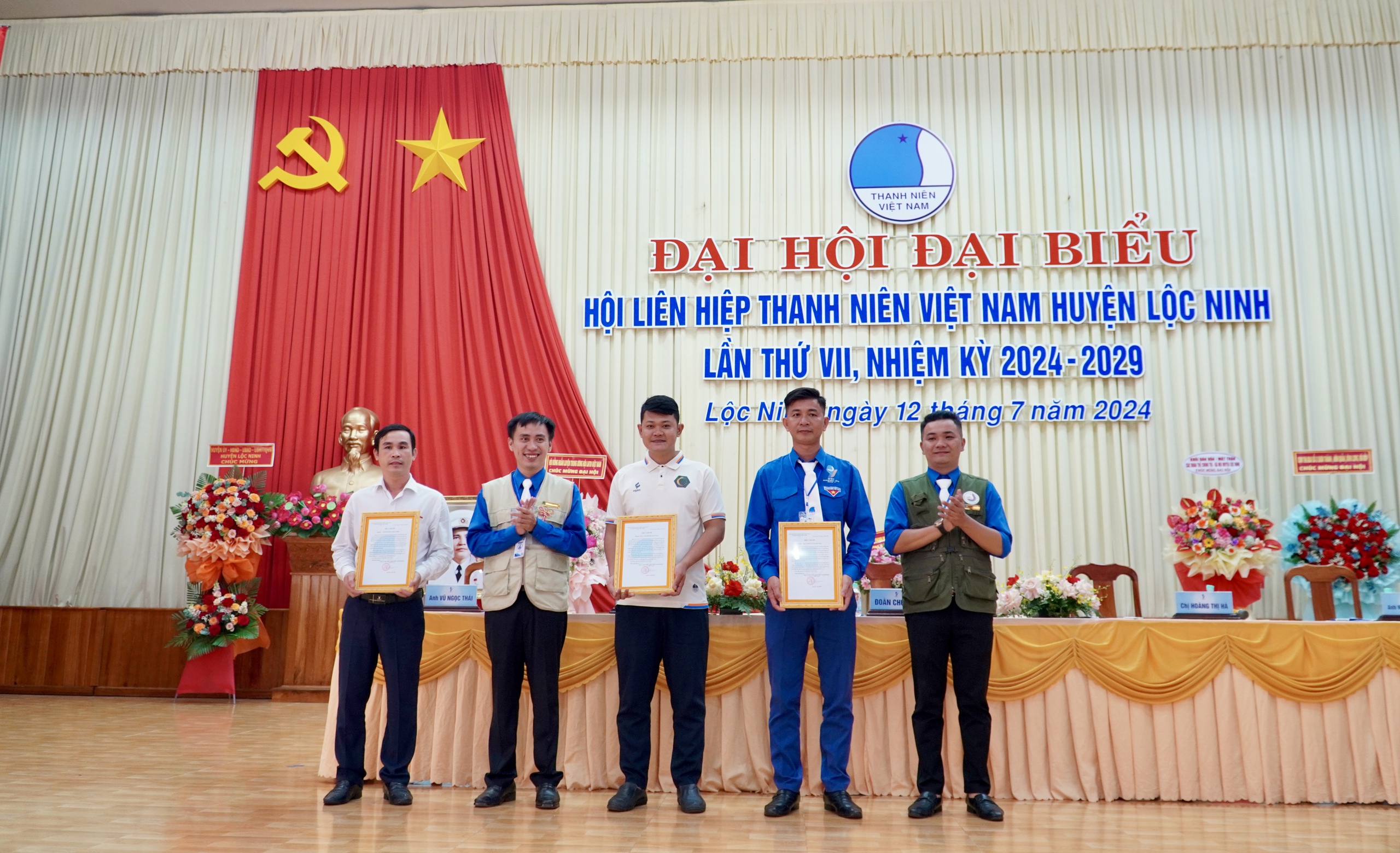 B&aacute;o Người Lao Động trao 1.000 l&aacute; cờ Tổ quốc, 20 suất kinh ph&iacute; hỗ trợ học tập cho huyện Lộc Ninh- Ảnh 3.
