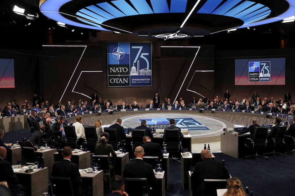 Ukraine ra điều kiện kh&oacute; cho NATO- Ảnh 1.