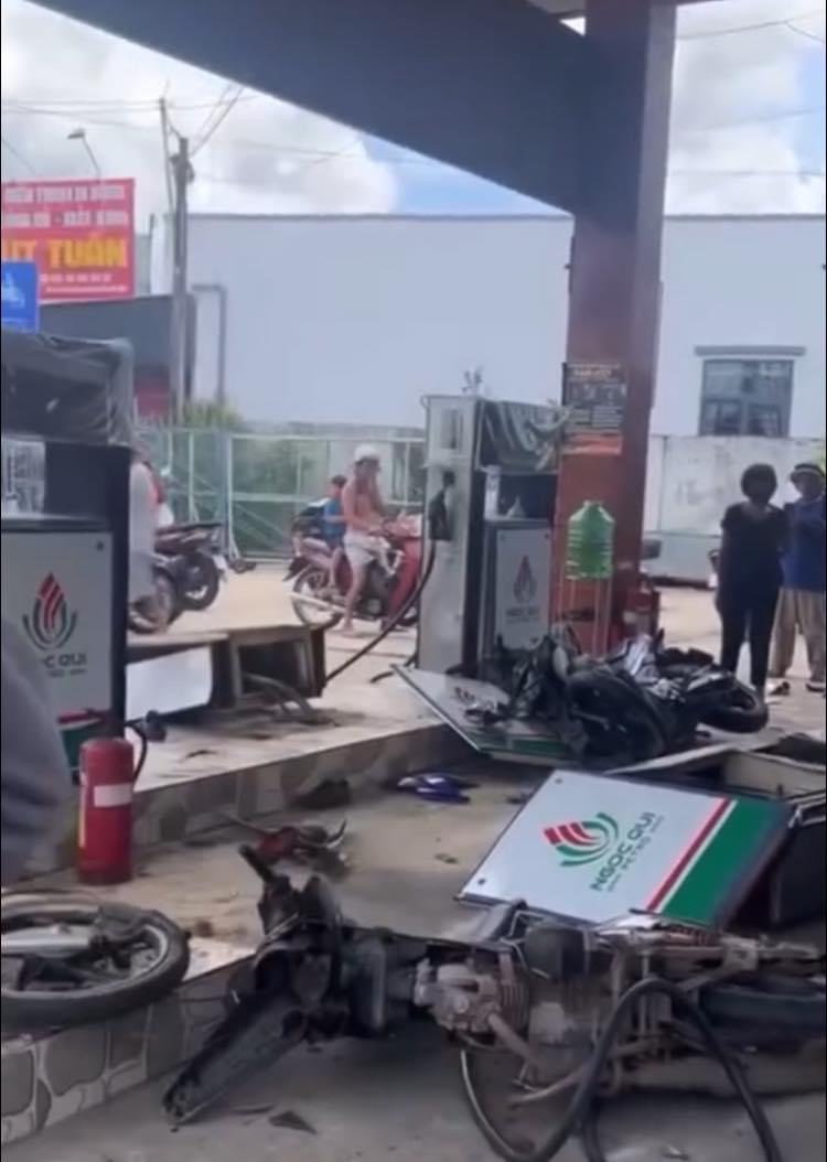 CLIP: Xe m&aacute;y lao như t&ecirc;n bắn t&ocirc;ng bay trụ xăng v&agrave; kh&aacute;ch đổ xăng ở T&acirc;y Ninh- Ảnh 2.