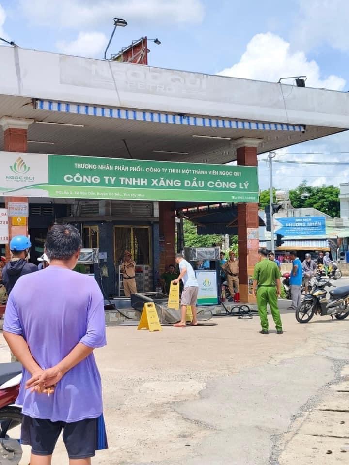 CLIP: Xe m&aacute;y lao như t&ecirc;n bắn t&ocirc;ng bay trụ xăng v&agrave; kh&aacute;ch đổ xăng ở T&acirc;y Ninh- Ảnh 3.
