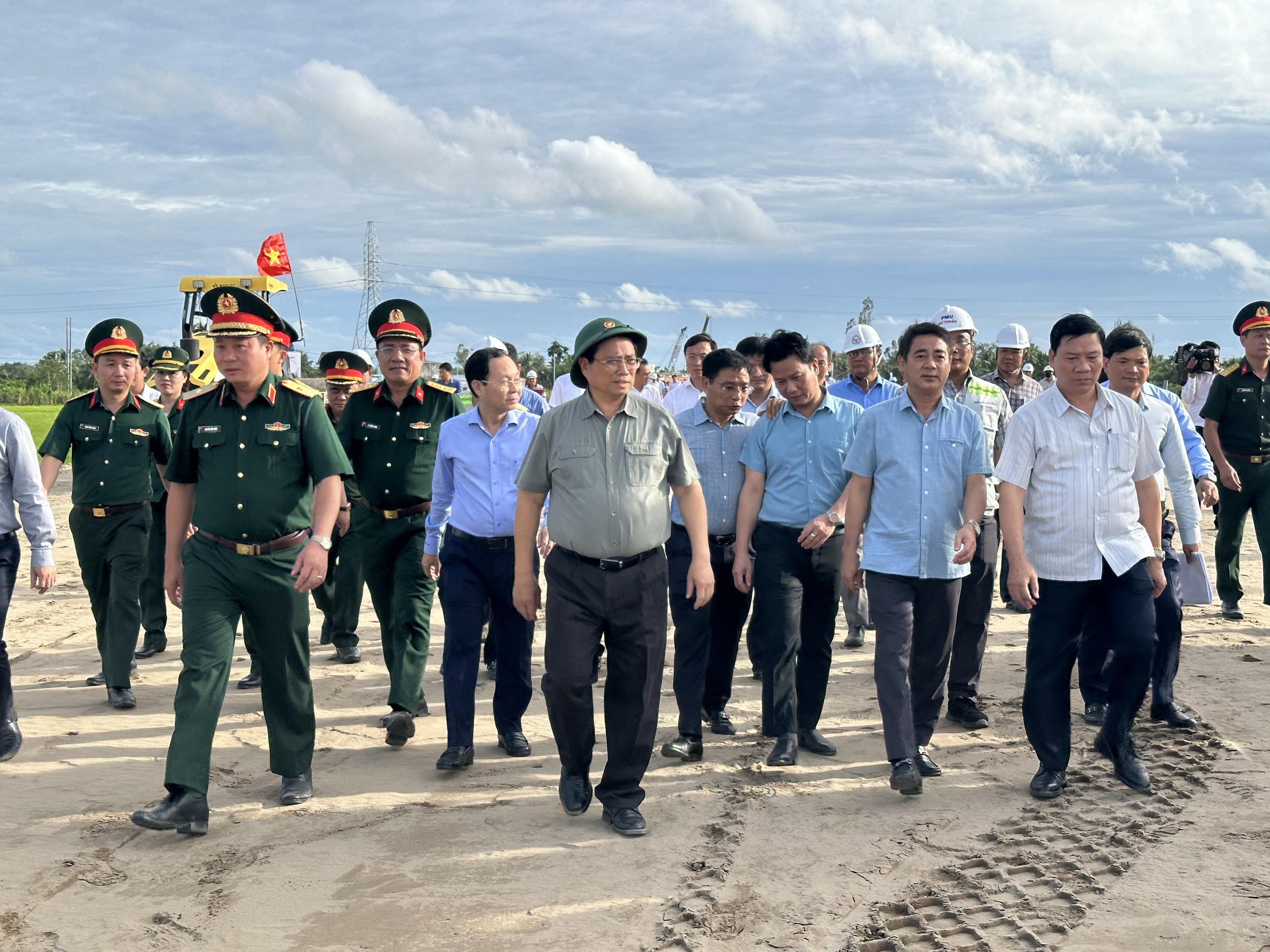 Thủ tướng: “Đường cao tốc không chỉ để đẹp"- Ảnh 4.