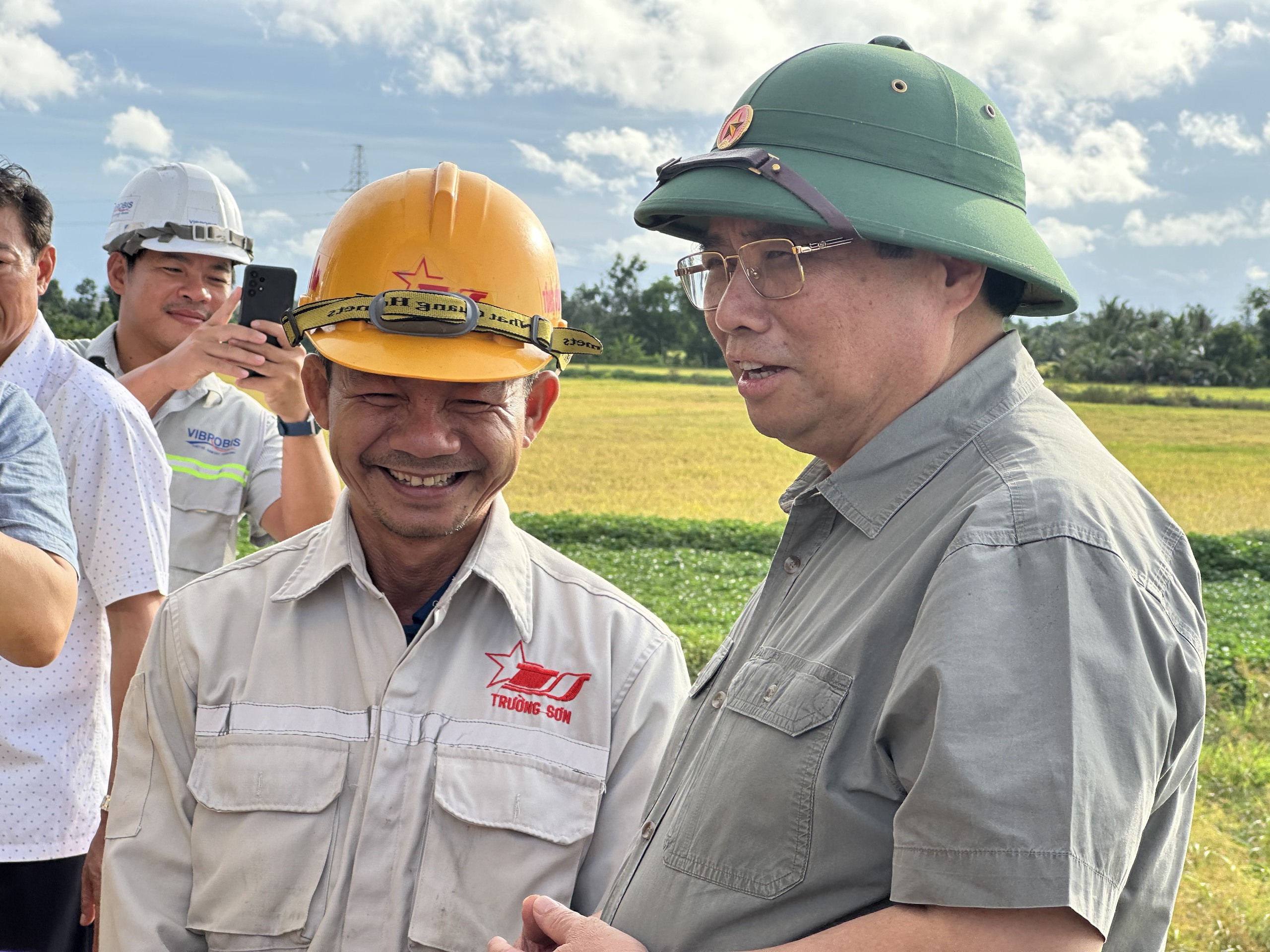 Thủ tướng: “Đường cao tốc không chỉ để đẹp"- Ảnh 1.