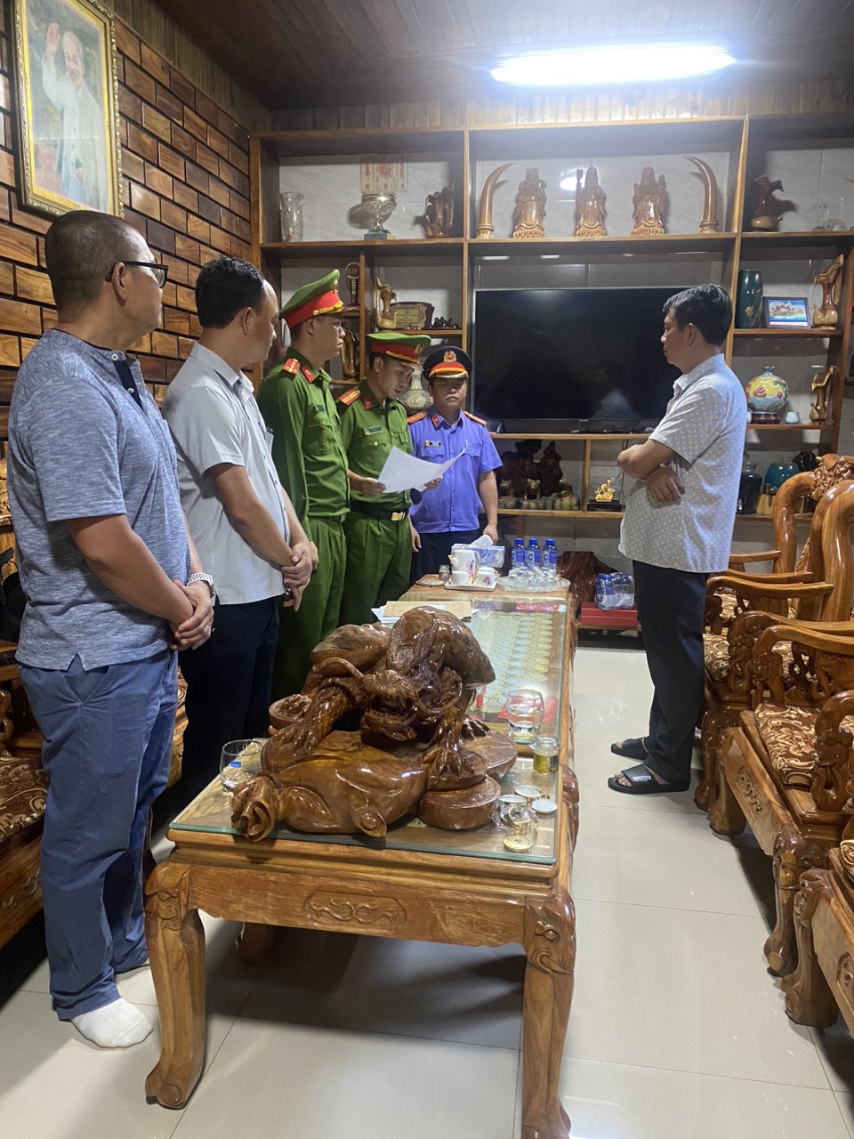 Khởi tố, bắt tạm giam Ph&oacute; Chủ tịch UBND huyện Hướng H&oacute;a- Ảnh 1.