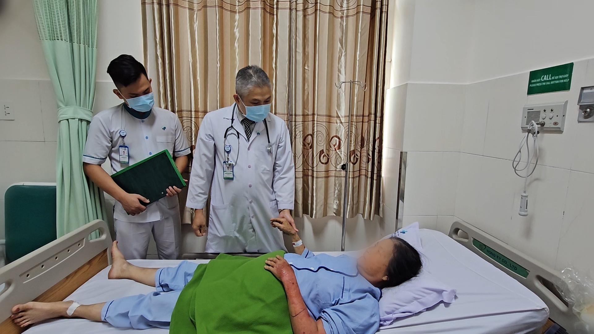 Người phụ nữ bị kiến lửa cắn g&acirc;y nhiễm tr&ugrave;ng huyết nguy kịch- Ảnh 2.
