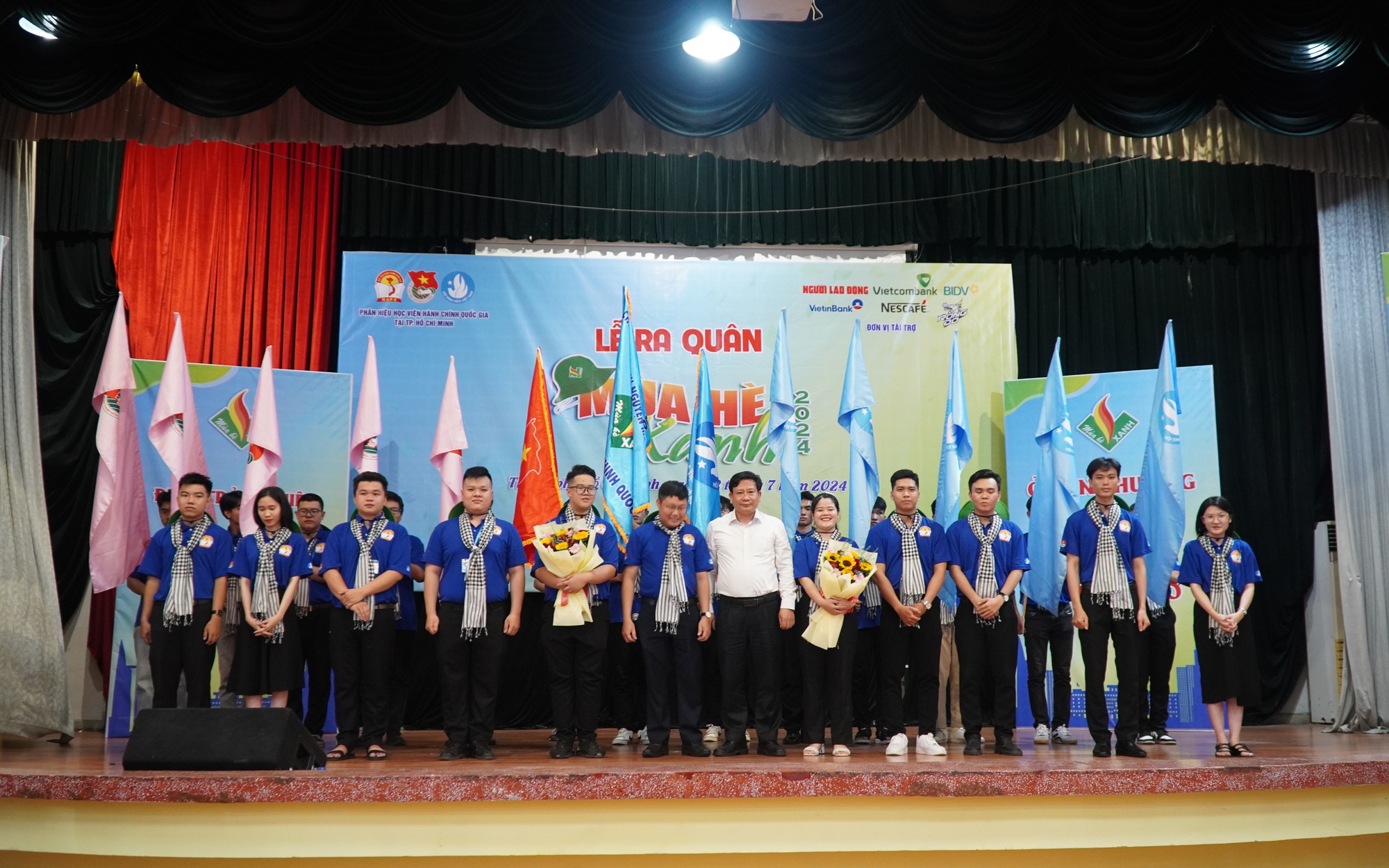 Trao cờ Tổ quốc cho Học viện Hành chính Quốc gia trong Chiến dịch Mùa hè xanh