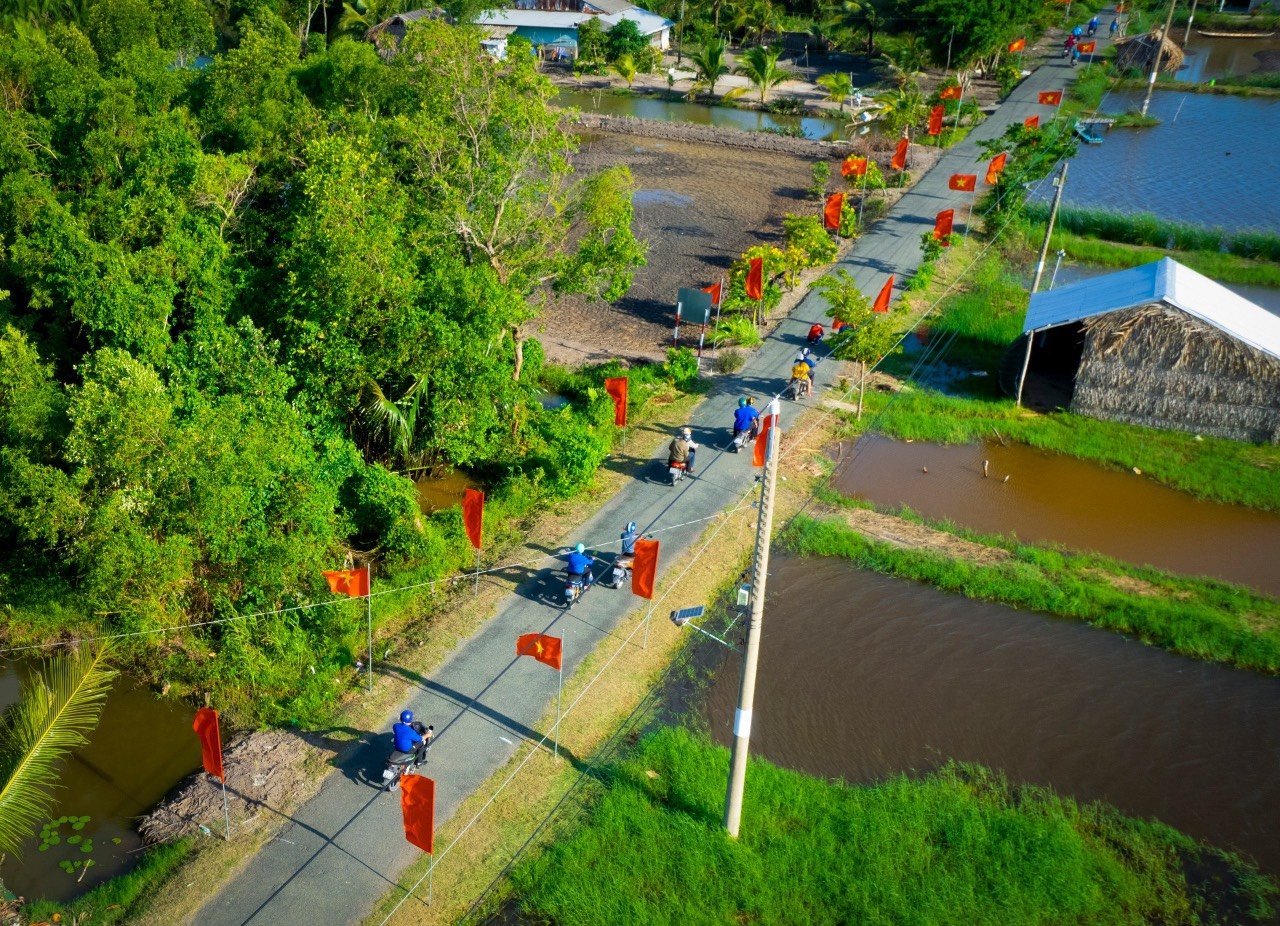 Cờ Tổ quốc tung bay trong gi&oacute; h&egrave; ở Bạc Li&ecirc;u- Ảnh 1.