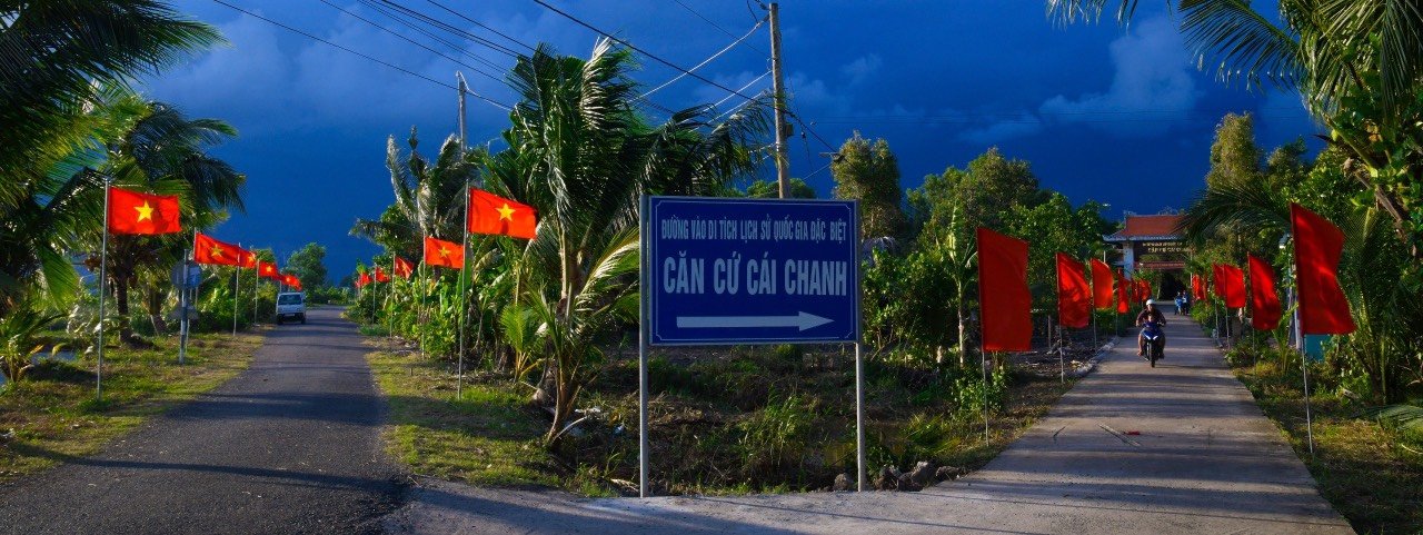 Cờ Tổ quốc tung bay trong gi&oacute; h&egrave; ở Bạc Li&ecirc;u- Ảnh 2.