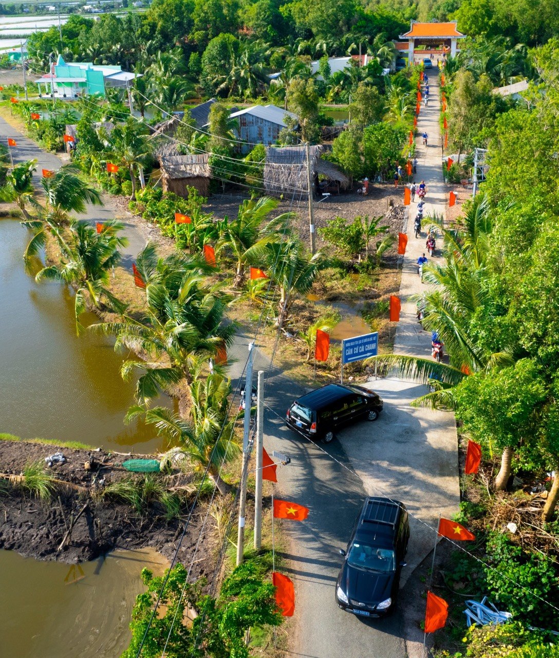 Cờ Tổ quốc tung bay trong gi&oacute; h&egrave; ở Bạc Li&ecirc;u- Ảnh 3.